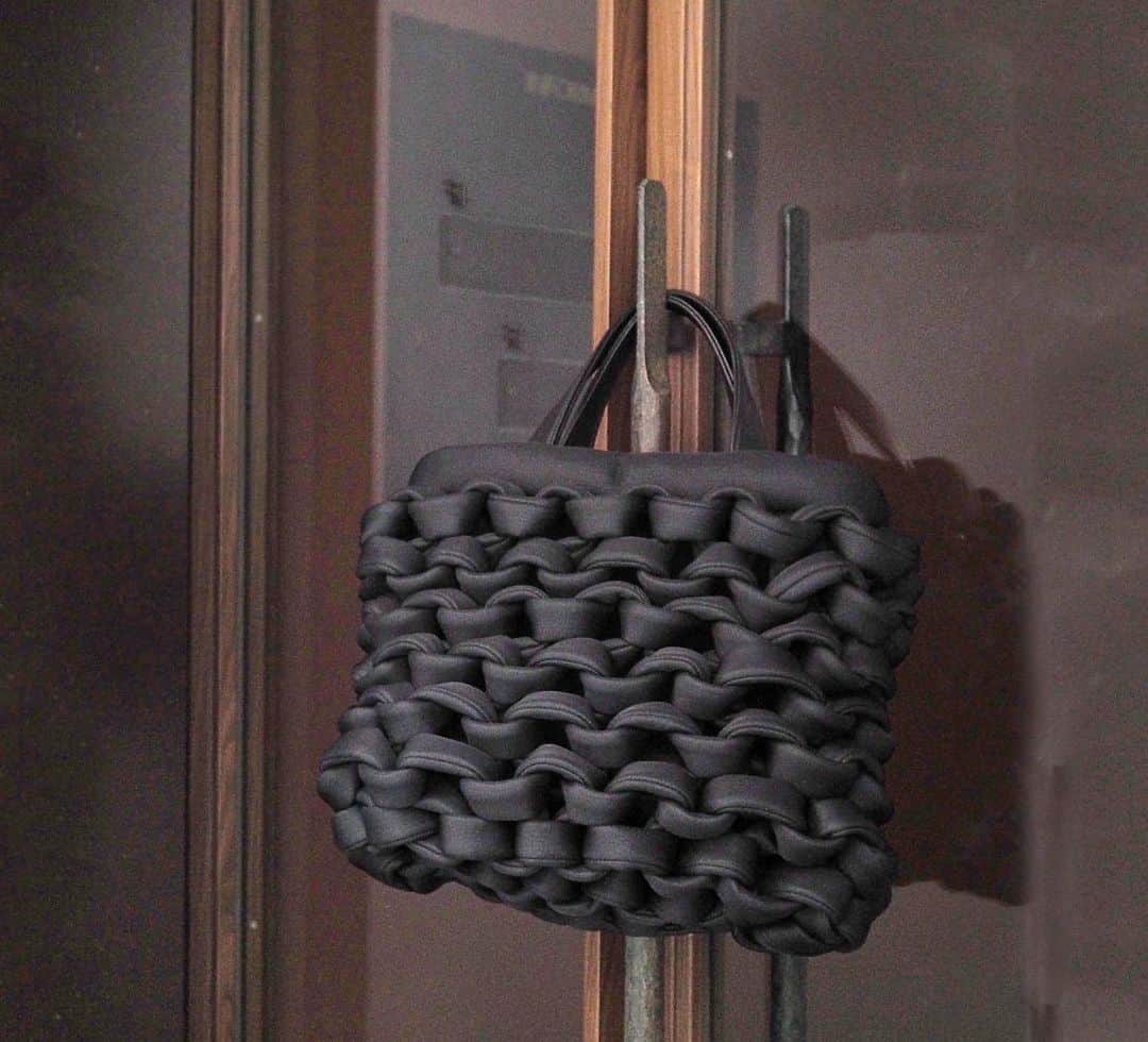 ヒロコハヤシのインスタグラム：「IL NIDO 〈イルニード〉 . 一本の紐を編んだ立体的バッグ  #hirokohayashi #ヒロコハヤシ #ILNIDO #手編み　#バッグ　#bag」