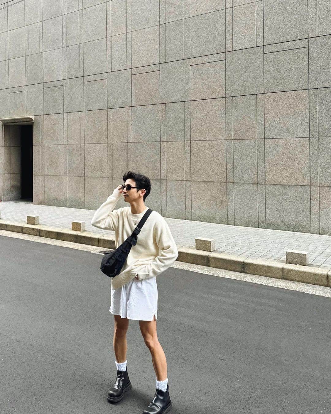 陣内勇人のインスタグラム：「. first @rye_tender  " FRANKLIN SWEATER "  残糸とは思えんクオリティの カシミヤ混の地厚ニットは RYE TENDERの定番品。  この格好から レザー着て コートかな。  10/25-11/7 阪急梅田1F POPUP  sweater  @rye_tender  shorts  vintage (アメリカンヴィレッジ boots @newbottega (今日磨いてもろた @tsb.toranomon  bag @lemaire_official  sunglasses @oliverpeoples (髪あげてるときに合う socks @thehighlights__official (このルーズ天才、長いのも作って欲しい  #ryetender #pr」