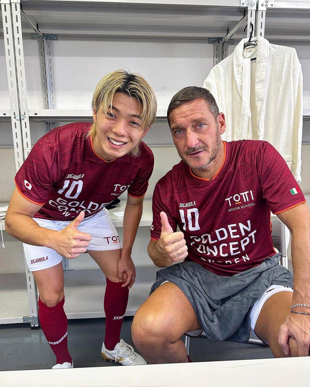 木村太陽のインスタグラム：「Thank you TOTTI 🇮🇹  Legend 🤲🤲 It’s a great pleasure to meet you🙏  Thank you @goldenconcept.jpn for this opportunity⌚️  #totti #francescototti #italy #goldenconcept #トッティ #ゴールデンコンセプト」