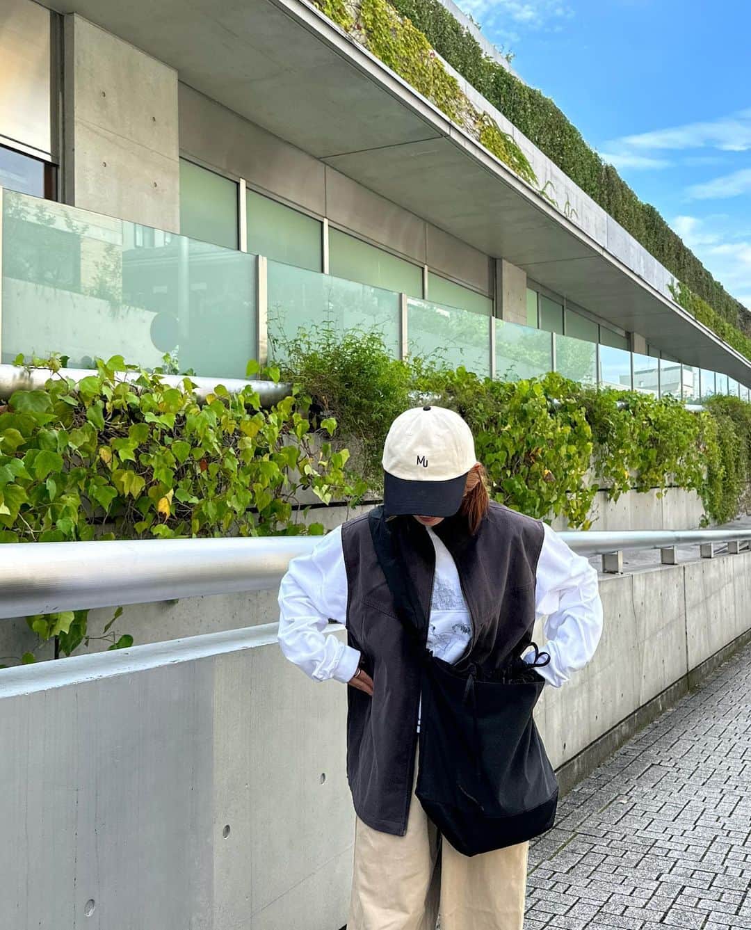 鈴本美愉のインスタグラム：「. キャップとベストでボーイッシュコーデの日🧢  配色にこだわったロゴキャップ♡ フロントにAWオリジナルロゴが刺繍されています🪡  しっかりした生地感のベスト。 スタンドカラーと胸元の切り替えがおしゃポイント☝️ パーカー、ロンTを着る季節の今、1枚持っておくと◎  どちらもユニセックスアイテムです😌」