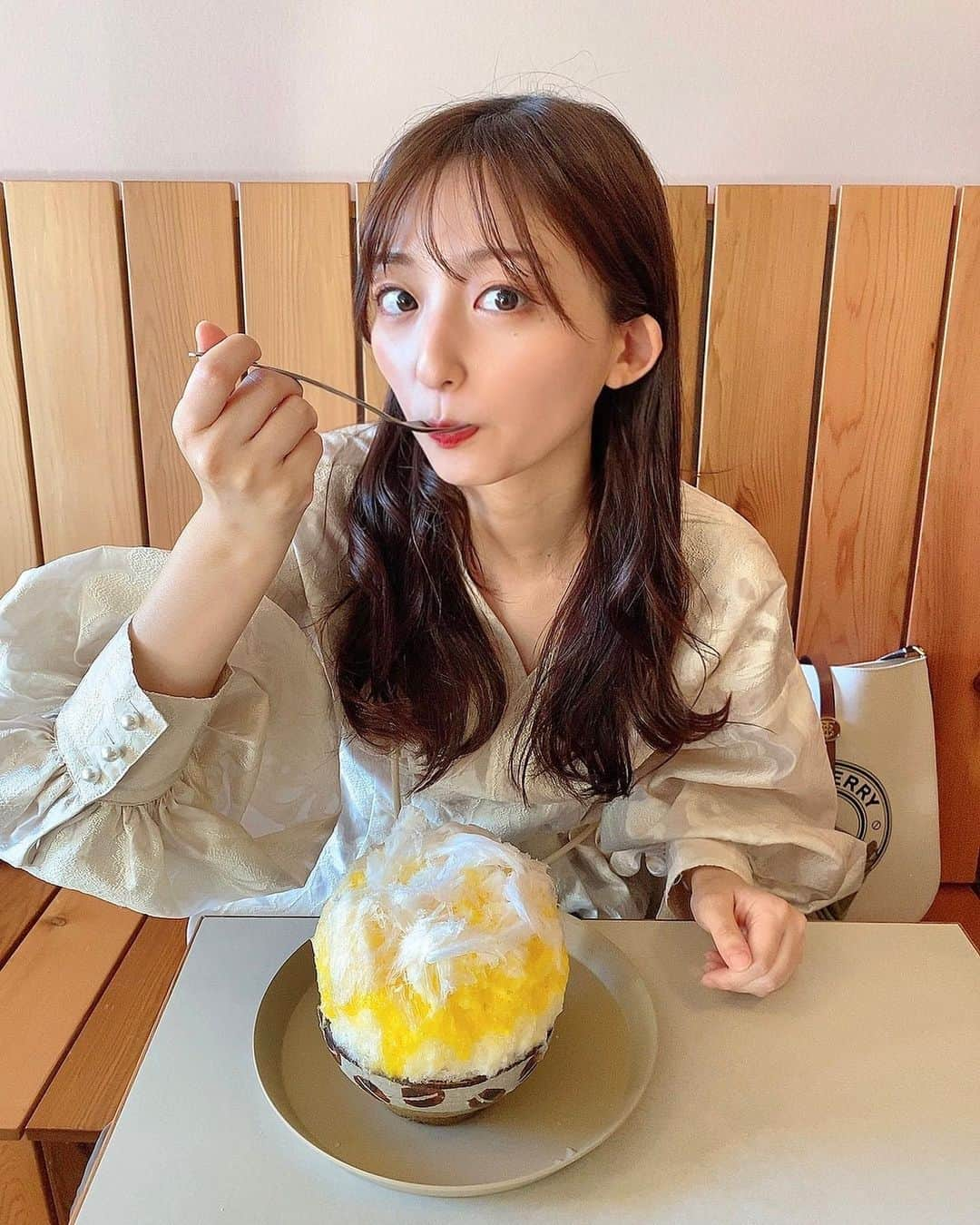 石井陽菜さんのインスタグラム写真 - (石井陽菜Instagram)「⁡ ⁡ トークショーの前にるりと気になってた @hyousha_mamatoko さんに🍧 ⁡ 青切りみかんのかき氷にしたよ🍊 さっぱりしてて美味しかった〜 ⁡ ⁡ #かき氷の季節ですね #かき氷 #中野グルメ #夏だと行列なので食べれません　#秋と春がベストタイミング」10月24日 20時35分 - ishii__haruna