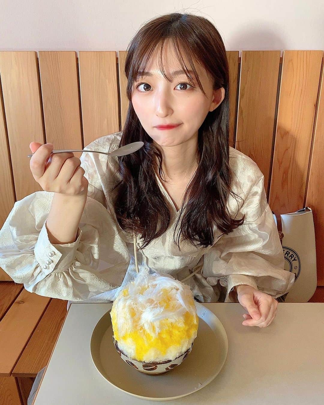 石井陽菜さんのインスタグラム写真 - (石井陽菜Instagram)「⁡ ⁡ トークショーの前にるりと気になってた @hyousha_mamatoko さんに🍧 ⁡ 青切りみかんのかき氷にしたよ🍊 さっぱりしてて美味しかった〜 ⁡ ⁡ #かき氷の季節ですね #かき氷 #中野グルメ #夏だと行列なので食べれません　#秋と春がベストタイミング」10月24日 20時35分 - ishii__haruna