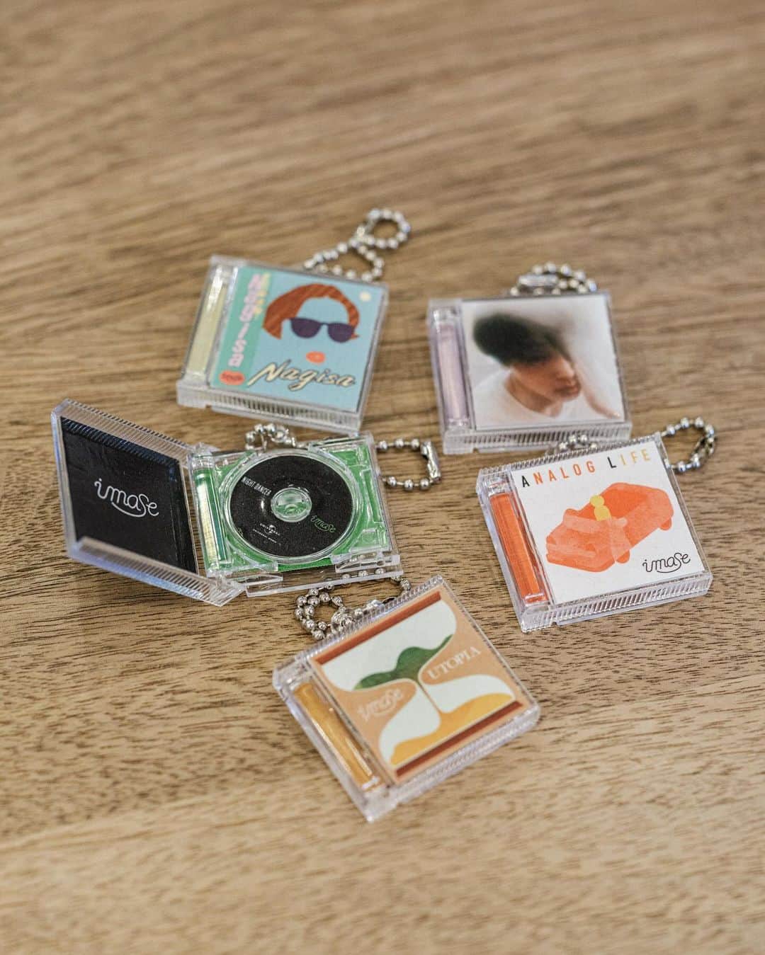 imaseのインスタグラム：「imaseがCDを出したらこんな感じ！？💿 ミニチュアがとっても可愛いので全種集めてね！！✌  CD MINIATURE KEY RING（全6種/1種シークレット）  Photo by @nakamuran0901  Hair Make @mukai_daisuke  #imase #Utopia」