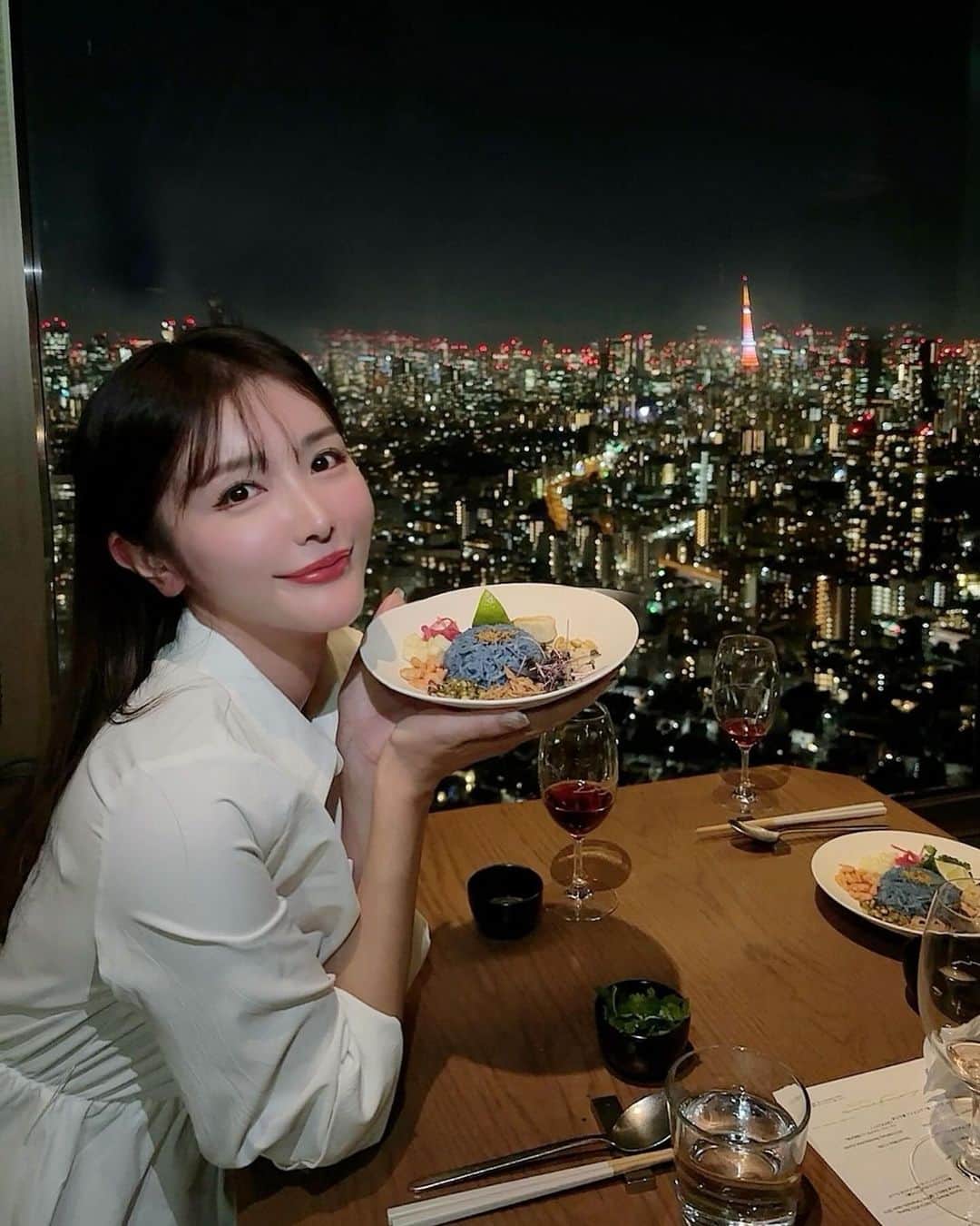 宇水遥佳さんのインスタグラム写真 - (宇水遥佳Instagram)「. 恵比寿ガーデンプレイス39Fのスカイレストランに あるエスニック料理のロングレインへ🇹🇭💕 韓国旅行の打ち上げにとなかよしちゃんとしっぽり ご飯に行ってきました☺️🍽️ . 眺めのいい窓際のお席を取ってくださっていて 絶景を見ながらのタイ料理美味しかった😍 わたしはパクチーが苦手ですが、別盛りしてくれるので パクチー嫌いの方でも安心です🥰 スパイスがコンセプトで、東京タワーもスカイツリーも 一望できる東京の夜景に癒されました😌🌃 . 最後のチャイが美味し過ぎてあと三杯くらい 飲みたかった☕️💕 . . @longraintokyo  #PR #longrain  #エスニック料理 #タイ料理大好き  #女子会ディナー #夜景の見えるレストラン  #恵比寿ガーデンプレイス #恵比寿グルメ #恵比寿女子会 #打ち上げ #韓国大好き」10月24日 20時36分 - haruka._.usui