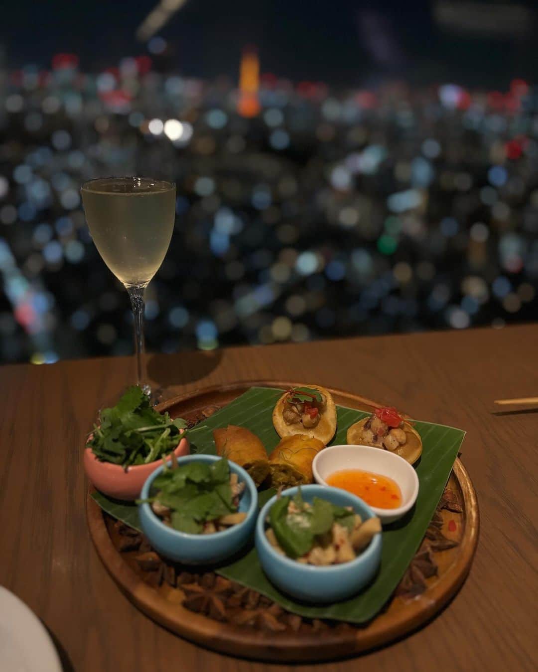 宇水遥佳さんのインスタグラム写真 - (宇水遥佳Instagram)「. 恵比寿ガーデンプレイス39Fのスカイレストランに あるエスニック料理のロングレインへ🇹🇭💕 韓国旅行の打ち上げにとなかよしちゃんとしっぽり ご飯に行ってきました☺️🍽️ . 眺めのいい窓際のお席を取ってくださっていて 絶景を見ながらのタイ料理美味しかった😍 わたしはパクチーが苦手ですが、別盛りしてくれるので パクチー嫌いの方でも安心です🥰 スパイスがコンセプトで、東京タワーもスカイツリーも 一望できる東京の夜景に癒されました😌🌃 . 最後のチャイが美味し過ぎてあと三杯くらい 飲みたかった☕️💕 . . @longraintokyo  #PR #longrain  #エスニック料理 #タイ料理大好き  #女子会ディナー #夜景の見えるレストラン  #恵比寿ガーデンプレイス #恵比寿グルメ #恵比寿女子会 #打ち上げ #韓国大好き」10月24日 20時36分 - haruka._.usui