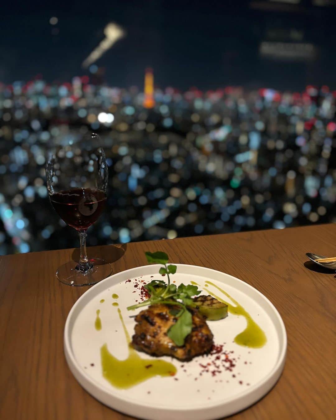 宇水遥佳さんのインスタグラム写真 - (宇水遥佳Instagram)「. 恵比寿ガーデンプレイス39Fのスカイレストランに あるエスニック料理のロングレインへ🇹🇭💕 韓国旅行の打ち上げにとなかよしちゃんとしっぽり ご飯に行ってきました☺️🍽️ . 眺めのいい窓際のお席を取ってくださっていて 絶景を見ながらのタイ料理美味しかった😍 わたしはパクチーが苦手ですが、別盛りしてくれるので パクチー嫌いの方でも安心です🥰 スパイスがコンセプトで、東京タワーもスカイツリーも 一望できる東京の夜景に癒されました😌🌃 . 最後のチャイが美味し過ぎてあと三杯くらい 飲みたかった☕️💕 . . @longraintokyo  #PR #longrain  #エスニック料理 #タイ料理大好き  #女子会ディナー #夜景の見えるレストラン  #恵比寿ガーデンプレイス #恵比寿グルメ #恵比寿女子会 #打ち上げ #韓国大好き」10月24日 20時36分 - haruka._.usui