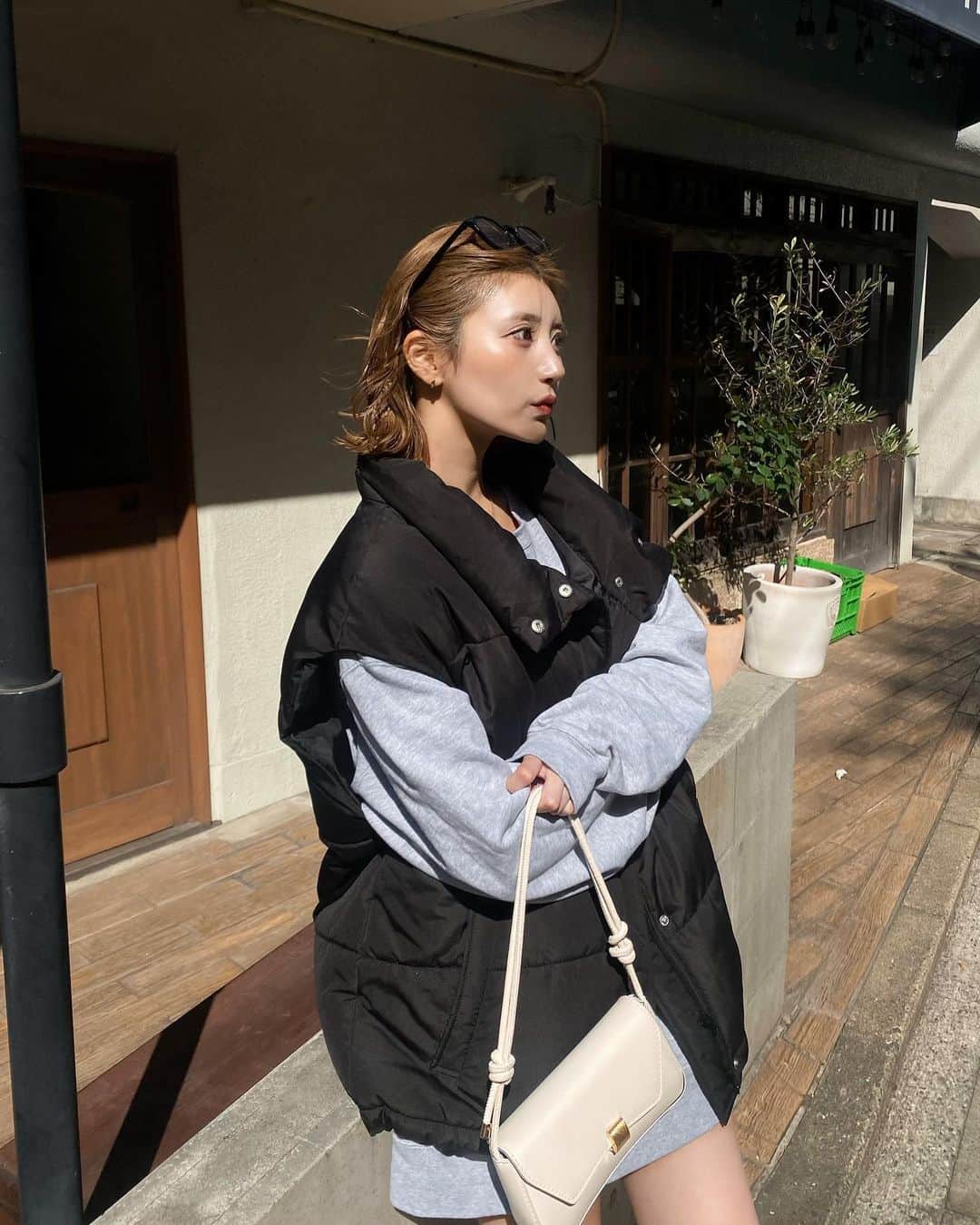小串未来さんのインスタグラム写真 - (小串未来Instagram)「.  スウェットの時期来たね〜🍂 一枚でラフが楽ちん！  オーバースウェットのフロントには 大胆にプリントを☝🏻 LEBONHEUR M'ATTIRE 訳:幸せが私を引き寄せるって書いてます♡  みんな幸せでありますよーに🪽🩵  ところで、大阪でPOPUPしたら みんな来てくれるかな？🥺  #DIANTE #DIANTE_STYLE #fashion #outfit #スウェットコーデ  #カジュアルコーデ #ブーツ #ハイトーン」10月24日 20時38分 - miku.ogushi
