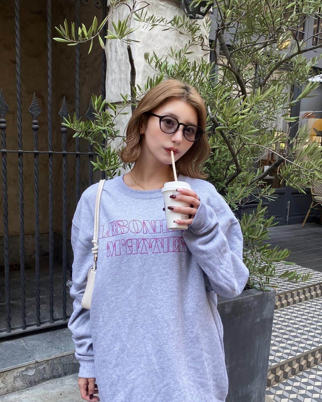 小串未来さんのインスタグラム写真 - (小串未来Instagram)「.  スウェットの時期来たね〜🍂 一枚でラフが楽ちん！  オーバースウェットのフロントには 大胆にプリントを☝🏻 LEBONHEUR M'ATTIRE 訳:幸せが私を引き寄せるって書いてます♡  みんな幸せでありますよーに🪽🩵  ところで、大阪でPOPUPしたら みんな来てくれるかな？🥺  #DIANTE #DIANTE_STYLE #fashion #outfit #スウェットコーデ  #カジュアルコーデ #ブーツ #ハイトーン」10月24日 20時38分 - miku.ogushi