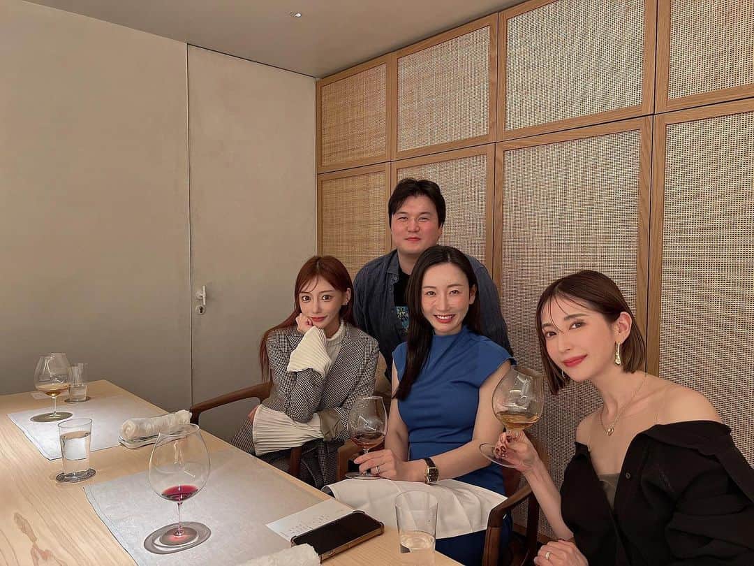 仲村美香のインスタグラム：「いつもお世話になっている @mirrorbyme_tokyo の ANZYさん、テウンさんにお誘い頂いて 明日花キララさんとお食事に…😱😱😱💕 @asukakiraran   緊張してたけどとーっても良い方で 気さくに話してくれて嬉しかったです🥲♡ 可愛かったぁぁぁぁ…🤤💕 ワインも好きで年も近くて嬉しい🥰🥰  とっても楽しい日でした🫶❤️」
