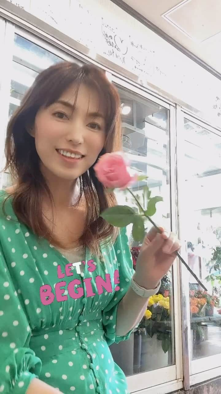 中山千桂子のインスタグラム：「florist day💐  ずいぶん製作スピードも速くなってきたかな💦  すっごく集中して花と向き合う時間が… 楽しくて仕方ない😍🌹💐  技術修得していくぞー🙌  #フルールアベ #徳島花屋 #フラワーアレンジメント #花好きな人と繋がりたい #ジャパンカップ」