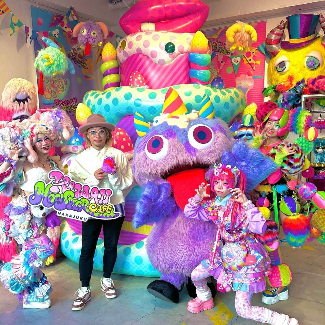 KAWAII MONSTER CAFEのインスタグラム：「増田セバスチャンさんと📸💖🌈💫 【 @sebastian_masuda 】  @kawaiimonstercafe  @6doki_official   #kawaiimonstercafe#kawaiimonstershop#popup#tokyo#harajuku#harajukufashion#harajukugirls#harajukustreet#takeshitastreet#monstergirl#monsterx#原宿#原宿カフェ#カワイイモンスターカフェ#masudasebastian#増田セバスチャン」