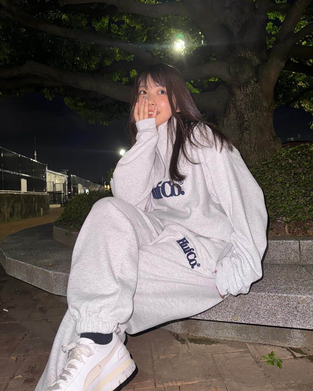 のインスタグラム：「．  長袖着て少し肌寒いくらいが過ごしやすい👕🍂💕  優柔不断だから、いつもわざと3枚載せて あとから1枚目の写真変えたりしてる🤳🏻」