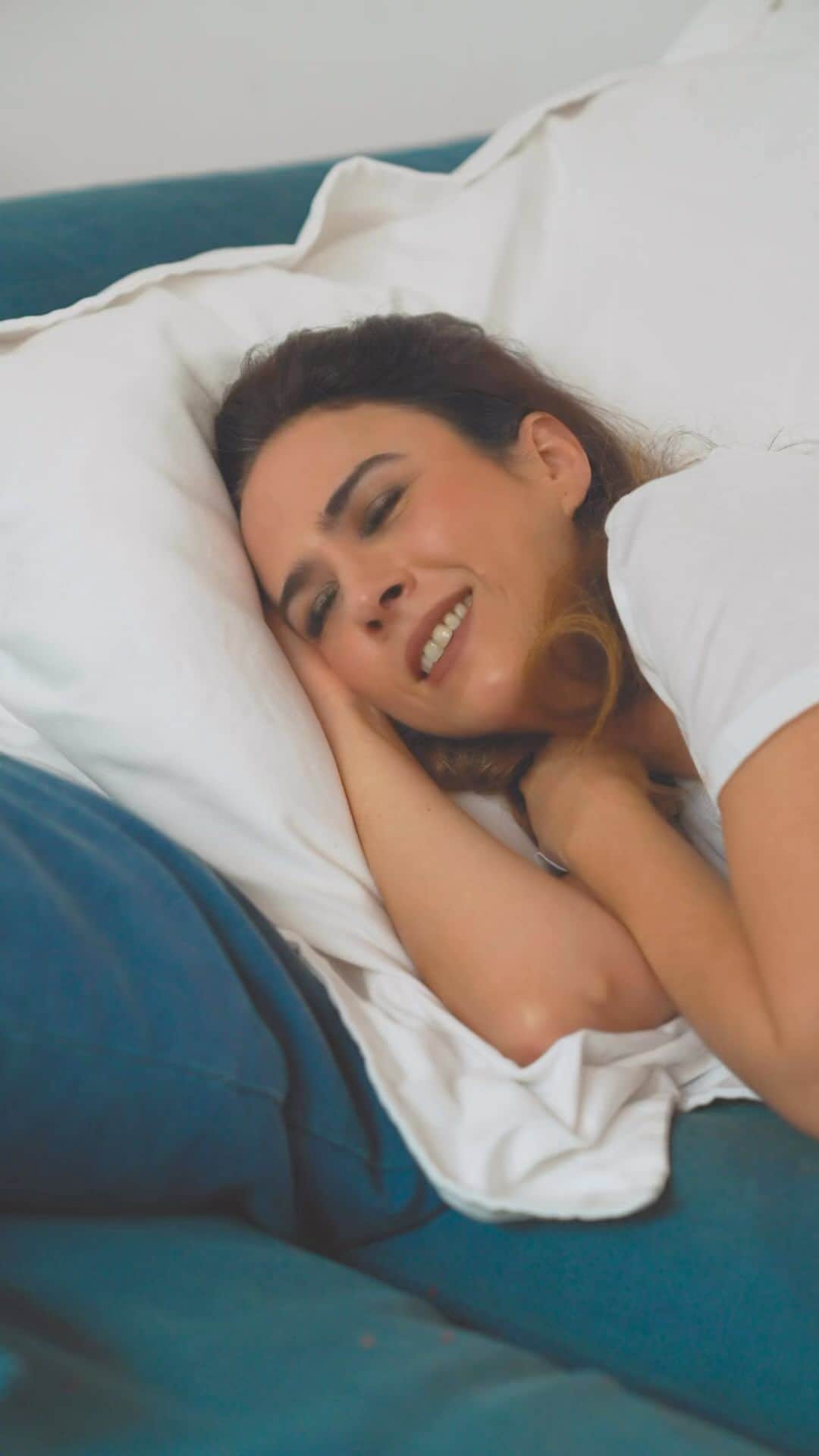のインスタグラム：「Não tem jeito: pra ter uma noite de sono tranquila o meu Raid Líquido Elétrico tem que estar GRUDADO na tomada. Só assim fico protegidinha e não tem risco de ter aquele zum zum zum no ouvido até de manhã. Pra completar, faço logo um combo com Raid Aerossol que é pra ninguém botar defeito. Mas ó, tem que se proteger o dia todo, tá? Durante o home office, naquele momento filme em família...  Tô fora de perrengue - é o fim da picada, pra eles!  Cuidado! Perigoso! Antes de usar, Leia as Instruções do rótulo. Produzido no Polo Industrial de Manaus. Conheça a Amazônia.  #OFimDaPicada @raidbrasil」