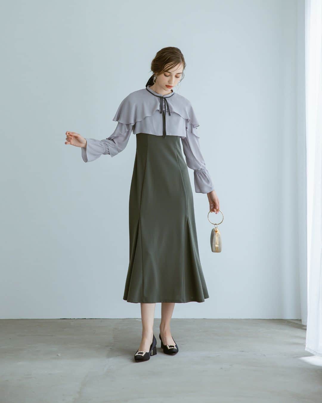 Dorry Dollさんのインスタグラム写真 - (Dorry DollInstagram)「【 398 】  ラッフルブラウスセットドレス Ruffle Blouse Set Dress  ２色のカラーを合わせることで自分らしさを 表現できるクラシカルなセットドレス🌿✨  ふんわりとしたラッフルデザインは柔らかな女性を表現。 スカートのボリュームを加えることで 美しいシルエットで着こなすことができます🌹  お呼ばれドレスを選ぶならDorryDollで決まり🤍 みなさんの着用の感想。 タグ付けお待ちしております♪  . ・ ・  #結婚式コーデ #結婚式ドレス #結婚式参列 #お呼ばれドレス #お呼ばれワンピ #フォーマルドレス #お食事会 #デートコーデ #ディナーコーデ #オケージョン #パーティードレス #ホカンス #新作ドレス #チラ見せ #dorrydoll #ドリードール」10月24日 20時45分 - dorry_doll_official