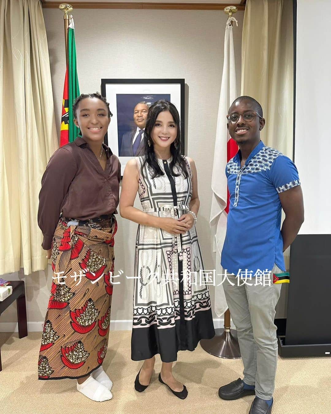 加藤美佐子のインスタグラム：「☘️モザンビーク共和国大使館へ☘️  モザンビークはアフリカ南部に位置する国です🇲🇿 インド洋に面しており美しいビーチやサンゴ礁に恵まれ、高級ホテルも立ち並び観光地になっています😊  アルミニウムの精錬が盛んで「モザンビークの奇跡」と呼ばれるほど 経済が成長した国でもあります✨✨  「日本で初めての黒人の侍」  宣教師ヴァリニャーノが織田信長に謁見した際に、モザンビークの住民を連れて行きました。  信長は彼を気に入って弥助と呼び武士の身分を与え、家臣としたそうです😊  日本とこんな関りもあった国なのですね☘️  モザンビーク大使館への訪問は2度目ですが 今回も大使のお話に美味しいお菓子とお茶を頂き楽しい時間を過ごしました💓  カシューナッツもとても香ばしく美味しかったです 現地では新鮮な実の方も食するらしく1度食べてみたいですね😊☘️  ⁡ ⁡ ⁡ ⁡ ☘️一般社団法人笑顔プラス子供支援協会☘️ ⁡ 児童養護施設・支援ホーム・一人親家庭の親子支援 ⁡ @egao.plus web はプロフィールよりリンク ⁡ ✨笑顔の種まき活動✨ ■浅草はなやしき貸し切り 200名ご招待 ■ラグビー観戦100名ご招待 ■海上保安庁見学会 ■イチゴ狩りご招待 ■親子頭皮マッサージセミナー 施設定期訪問 ⁡ ⁡ #笑顔プラス #笑顔プラス子供支援協会 #子供支援 #ひとり親家庭支援 #笑顔が1番 #😊😊😊 #非営利団体 #遊園地貸切招待」