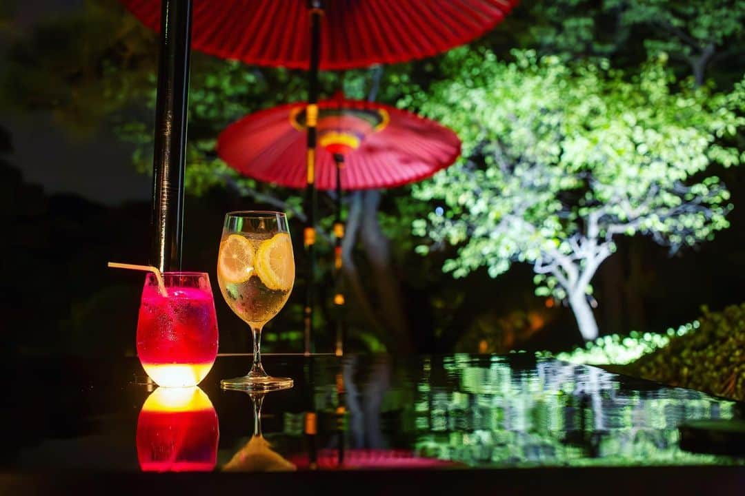 八芳園さんのインスタグラム写真 - (八芳園Instagram)「料亭の庭から十三夜を愉しむ『MOON BAR』🌕🍸🌃 10.27 Fri - 10/28 Sat @kochuan.tokyo   日本固有の行事である「十三夜」は、 満月になる前の少し欠けた月を愛でる風習です。  収穫祭の意味も込められており、 十五夜に次いで美しいとされるため 「後の月（のちのつき）」とも呼ばれます。  十三夜に合わせて料亭「壺中庵」にて 10/27(金) - 10/28(土) の2日間開催する『MOON BAR』。  美しい琴の音色が響く中、 エシカル・スピリッツ株式会社(@ethicalspirits_jp )監修のオリジナルジンと、 壺中庵の料理人が手掛ける月見団子をイメージした 「シーズナルボール」を愉しみながら、 風情あふれる秋の夜のひとときをお過ごしいただけます。  月を愛でる日本文化を愉しむひとときを お過ごしください。  - 壺中庵『MOON BAR』-  開催日：2023年10月27日(金)〜10月28日(土) 時間：19：00～21：00(L.O. 20：30) 料金： ・大人 4,500円（税込） ※入場券・1ドリンク・フード(シーズナルボール)含む ・子供 3,000円(税込) ※入場券・1ドリンク・フード(シーズナルボール)含む ・未就学児 無料 場所：壺中庵 前庭  ▼ご予約・詳細はこちらより https://happo-en.com/event/moonbar/  ※野外でのイベントとなります、悪天候時は中止とさせていただきます。予めご了承ください。 ※写真は過去の「MOON BAR」のイメージです。  @kochuan.tokyo  🌕🌾🌃🍸  #八芳園 #料亭 #壺中庵 #結婚式場 #日本庭園 #月 #十三夜 #🍸 #BAR #カクテル #夜空 #月夜 #お月見 #カクテル好きな人と繋がりたい #お酒好きな人と繋がりたい #お酒好き #moon #beautifulnight #HuntersMoon  #東京観光 #東京グルメ #グルメ好きな人と繋がりたい #tokyotrip #japanesegarden #japan_of_insta #jp_views #special_spot #ig_japan #jp_mood #japan_night_view」10月24日 20時46分 - happoen