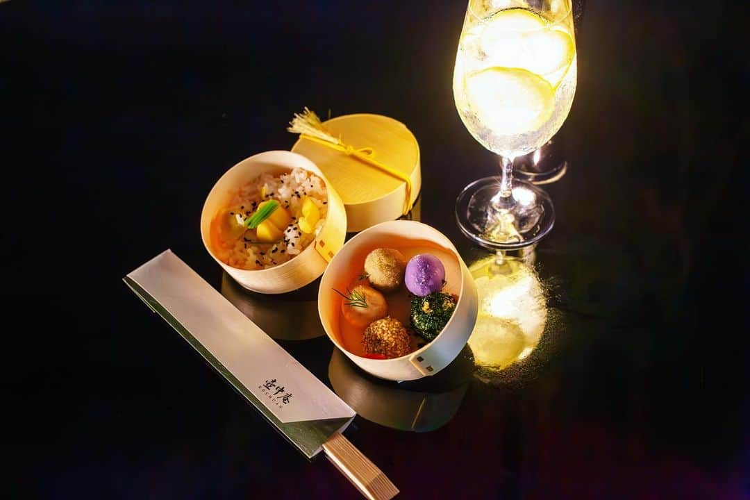 八芳園さんのインスタグラム写真 - (八芳園Instagram)「料亭の庭から十三夜を愉しむ『MOON BAR』🌕🍸🌃 10.27 Fri - 10/28 Sat @kochuan.tokyo   日本固有の行事である「十三夜」は、 満月になる前の少し欠けた月を愛でる風習です。  収穫祭の意味も込められており、 十五夜に次いで美しいとされるため 「後の月（のちのつき）」とも呼ばれます。  十三夜に合わせて料亭「壺中庵」にて 10/27(金) - 10/28(土) の2日間開催する『MOON BAR』。  美しい琴の音色が響く中、 エシカル・スピリッツ株式会社(@ethicalspirits_jp )監修のオリジナルジンと、 壺中庵の料理人が手掛ける月見団子をイメージした 「シーズナルボール」を愉しみながら、 風情あふれる秋の夜のひとときをお過ごしいただけます。  月を愛でる日本文化を愉しむひとときを お過ごしください。  - 壺中庵『MOON BAR』-  開催日：2023年10月27日(金)〜10月28日(土) 時間：19：00～21：00(L.O. 20：30) 料金： ・大人 4,500円（税込） ※入場券・1ドリンク・フード(シーズナルボール)含む ・子供 3,000円(税込) ※入場券・1ドリンク・フード(シーズナルボール)含む ・未就学児 無料 場所：壺中庵 前庭  ▼ご予約・詳細はこちらより https://happo-en.com/event/moonbar/  ※野外でのイベントとなります、悪天候時は中止とさせていただきます。予めご了承ください。 ※写真は過去の「MOON BAR」のイメージです。  @kochuan.tokyo  🌕🌾🌃🍸  #八芳園 #料亭 #壺中庵 #結婚式場 #日本庭園 #月 #十三夜 #🍸 #BAR #カクテル #夜空 #月夜 #お月見 #カクテル好きな人と繋がりたい #お酒好きな人と繋がりたい #お酒好き #moon #beautifulnight #HuntersMoon  #東京観光 #東京グルメ #グルメ好きな人と繋がりたい #tokyotrip #japanesegarden #japan_of_insta #jp_views #special_spot #ig_japan #jp_mood #japan_night_view」10月24日 20時46分 - happoen