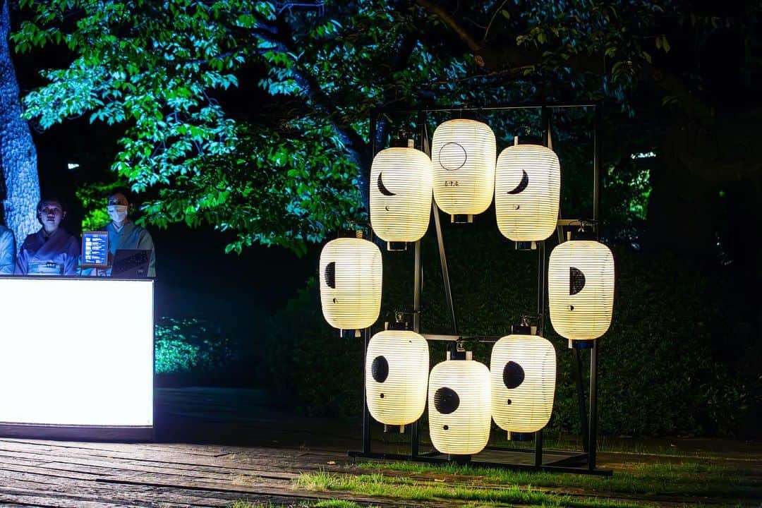 八芳園さんのインスタグラム写真 - (八芳園Instagram)「料亭の庭から十三夜を愉しむ『MOON BAR』🌕🍸🌃 10.27 Fri - 10/28 Sat @kochuan.tokyo   日本固有の行事である「十三夜」は、 満月になる前の少し欠けた月を愛でる風習です。  収穫祭の意味も込められており、 十五夜に次いで美しいとされるため 「後の月（のちのつき）」とも呼ばれます。  十三夜に合わせて料亭「壺中庵」にて 10/27(金) - 10/28(土) の2日間開催する『MOON BAR』。  美しい琴の音色が響く中、 エシカル・スピリッツ株式会社(@ethicalspirits_jp )監修のオリジナルジンと、 壺中庵の料理人が手掛ける月見団子をイメージした 「シーズナルボール」を愉しみながら、 風情あふれる秋の夜のひとときをお過ごしいただけます。  月を愛でる日本文化を愉しむひとときを お過ごしください。  - 壺中庵『MOON BAR』-  開催日：2023年10月27日(金)〜10月28日(土) 時間：19：00～21：00(L.O. 20：30) 料金： ・大人 4,500円（税込） ※入場券・1ドリンク・フード(シーズナルボール)含む ・子供 3,000円(税込) ※入場券・1ドリンク・フード(シーズナルボール)含む ・未就学児 無料 場所：壺中庵 前庭  ▼ご予約・詳細はこちらより https://happo-en.com/event/moonbar/  ※野外でのイベントとなります、悪天候時は中止とさせていただきます。予めご了承ください。 ※写真は過去の「MOON BAR」のイメージです。  @kochuan.tokyo  🌕🌾🌃🍸  #八芳園 #料亭 #壺中庵 #結婚式場 #日本庭園 #月 #十三夜 #🍸 #BAR #カクテル #夜空 #月夜 #お月見 #カクテル好きな人と繋がりたい #お酒好きな人と繋がりたい #お酒好き #moon #beautifulnight #HuntersMoon  #東京観光 #東京グルメ #グルメ好きな人と繋がりたい #tokyotrip #japanesegarden #japan_of_insta #jp_views #special_spot #ig_japan #jp_mood #japan_night_view」10月24日 20時46分 - happoen