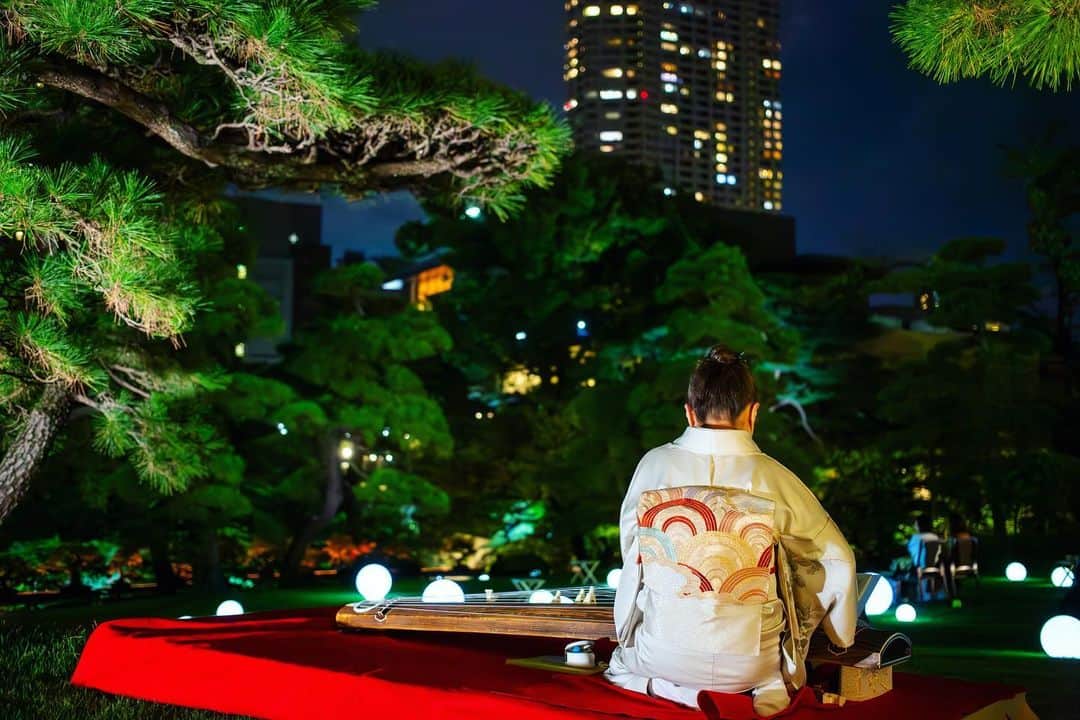 八芳園さんのインスタグラム写真 - (八芳園Instagram)「料亭の庭から十三夜を愉しむ『MOON BAR』🌕🍸🌃 10.27 Fri - 10/28 Sat @kochuan.tokyo   日本固有の行事である「十三夜」は、 満月になる前の少し欠けた月を愛でる風習です。  収穫祭の意味も込められており、 十五夜に次いで美しいとされるため 「後の月（のちのつき）」とも呼ばれます。  十三夜に合わせて料亭「壺中庵」にて 10/27(金) - 10/28(土) の2日間開催する『MOON BAR』。  美しい琴の音色が響く中、 エシカル・スピリッツ株式会社(@ethicalspirits_jp )監修のオリジナルジンと、 壺中庵の料理人が手掛ける月見団子をイメージした 「シーズナルボール」を愉しみながら、 風情あふれる秋の夜のひとときをお過ごしいただけます。  月を愛でる日本文化を愉しむひとときを お過ごしください。  - 壺中庵『MOON BAR』-  開催日：2023年10月27日(金)〜10月28日(土) 時間：19：00～21：00(L.O. 20：30) 料金： ・大人 4,500円（税込） ※入場券・1ドリンク・フード(シーズナルボール)含む ・子供 3,000円(税込) ※入場券・1ドリンク・フード(シーズナルボール)含む ・未就学児 無料 場所：壺中庵 前庭  ▼ご予約・詳細はこちらより https://happo-en.com/event/moonbar/  ※野外でのイベントとなります、悪天候時は中止とさせていただきます。予めご了承ください。 ※写真は過去の「MOON BAR」のイメージです。  @kochuan.tokyo  🌕🌾🌃🍸  #八芳園 #料亭 #壺中庵 #結婚式場 #日本庭園 #月 #十三夜 #🍸 #BAR #カクテル #夜空 #月夜 #お月見 #カクテル好きな人と繋がりたい #お酒好きな人と繋がりたい #お酒好き #moon #beautifulnight #HuntersMoon  #東京観光 #東京グルメ #グルメ好きな人と繋がりたい #tokyotrip #japanesegarden #japan_of_insta #jp_views #special_spot #ig_japan #jp_mood #japan_night_view」10月24日 20時46分 - happoen