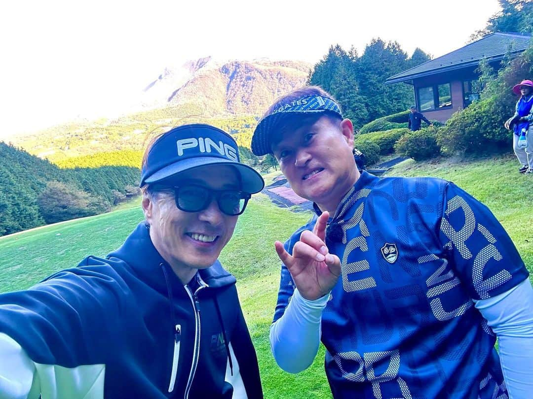 黒田アーサーさんのインスタグラム写真 - (黒田アーサーInstagram)「昨日はゴルフネットワークのゴルフ番組｢TEAM SERIZAWA ｣の収録でした！ 僕と神ちゃん(神奈月)対宮本勝昌プロ😉💪司会は芹澤名人と松山りなちゃん❣️収録は和気あいあいで楽しかったー😊もちろん神ちゃんのモノマネも盛り沢山！でもゴルフは真剣勝負で見どころ満載‼️放送は11月からの予定です！お楽しみに👍 #ゴルフネットワーク  #チームセリザワ  #宮本勝昌プロ  #神奈月 #黒田アーサー  #芹澤名人 #松山りなちゃん  #京昌園  #箱根湖畔ゴルフコース」10月24日 20時48分 - kuroda_arthur