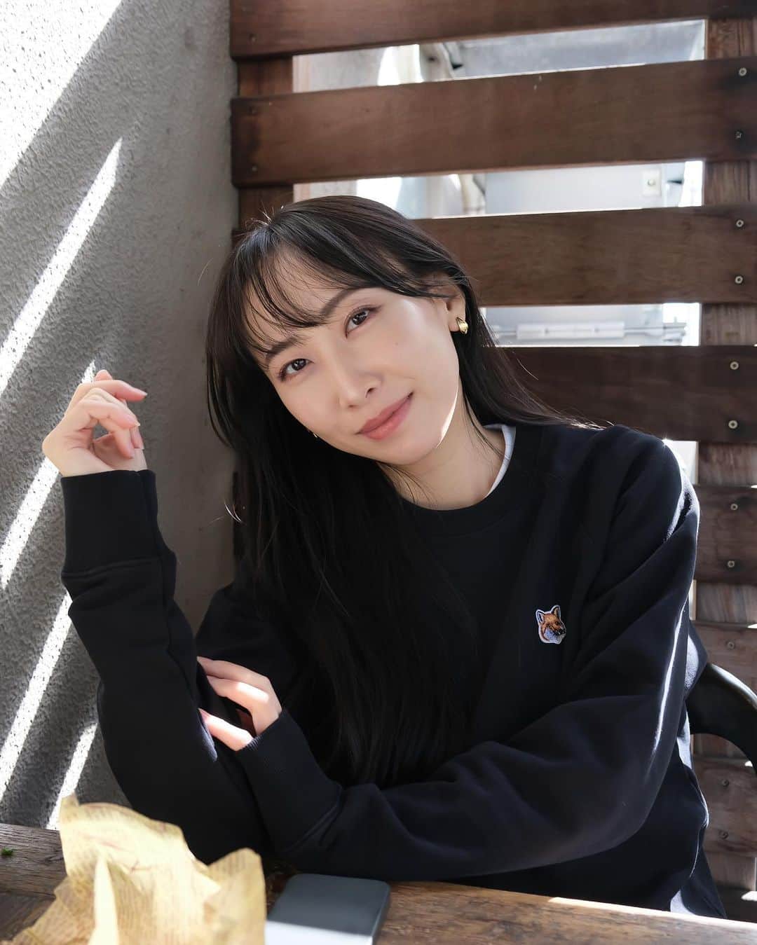 仁藤萌乃さんのインスタグラム写真 - (仁藤萌乃Instagram)「顎変形症の話。(無駄に長文なので興味がある方だけ読んでね😂笑) ⁡ 2年以上の術前矯正を終え、いよいよ手術が間近に迫っています。 ⁡ そもそも顎変形症って何？っていう方もいると思うのですが… 簡単に言うと、顎の骨の形や大きさによって、噛み合わせの異常や顔の変形の症状があること。(で合ってるかな…？汗)🧐 ⁡ 私の場合は、左右の顎の骨の大きさの違いから来る、噛み合わせ異常を治療しています。 ⁡ 十数年間、自分で顎を中心に寄せるようにしていたので、見た目には分かりづらく、人に指摘されることは全然なかったのだけど、 歯並びや噛み合わせが年々悪くなっていき、歯医者さんで歯列矯正の相談をしたのがきっかけで顎変形症を知りました。 ⁡ 初めてレントゲンを見た時は、骨の左右差に驚いて笑ったなぁ😂(みんなにも見せたい！結構すごいよ！) ⁡ 矯正だけで治したかったので、手術が必要&表側矯正しかできないと聞いて一度は諦めた治療。一年くらい悩んで、やることを決めました。 ⁡ 審美目的ではないとは言え、顎の位置を正しくするので、見た目も綺麗になると思う(なると信じてる！)けどやっぱり変なことにならないか怖いです🫠 ⁡私の場合は大きく動かすわけでは無さそうなので、印象は変わらないと思うけど🦭笑 ⁡ 一応比較できるように、術前の顔面をこうして収めておいています📷 因みに写真は勿論、顎を真ん中に寄せています！どうでも良い！笑  ⁡ 同じ治療をしている知人は、出産より大変だったと言っていたので…入院中弱音吐いてたら慰めてね🦧笑  #顎変形症#歯列矯正#ワイヤー矯正」10月24日 20時48分 - moeno.n_official