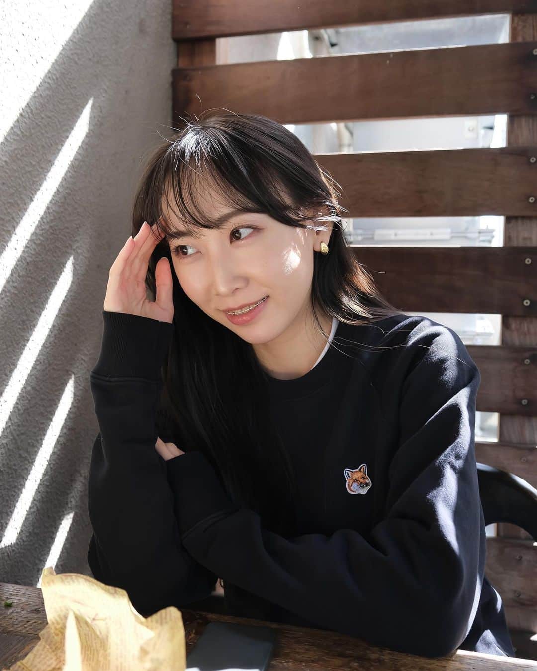 仁藤萌乃さんのインスタグラム写真 - (仁藤萌乃Instagram)「顎変形症の話。(無駄に長文なので興味がある方だけ読んでね😂笑) ⁡ 2年以上の術前矯正を終え、いよいよ手術が間近に迫っています。 ⁡ そもそも顎変形症って何？っていう方もいると思うのですが… 簡単に言うと、顎の骨の形や大きさによって、噛み合わせの異常や顔の変形の症状があること。(で合ってるかな…？汗)🧐 ⁡ 私の場合は、左右の顎の骨の大きさの違いから来る、噛み合わせ異常を治療しています。 ⁡ 十数年間、自分で顎を中心に寄せるようにしていたので、見た目には分かりづらく、人に指摘されることは全然なかったのだけど、 歯並びや噛み合わせが年々悪くなっていき、歯医者さんで歯列矯正の相談をしたのがきっかけで顎変形症を知りました。 ⁡ 初めてレントゲンを見た時は、骨の左右差に驚いて笑ったなぁ😂(みんなにも見せたい！結構すごいよ！) ⁡ 矯正だけで治したかったので、手術が必要&表側矯正しかできないと聞いて一度は諦めた治療。一年くらい悩んで、やることを決めました。 ⁡ 審美目的ではないとは言え、顎の位置を正しくするので、見た目も綺麗になると思う(なると信じてる！)けどやっぱり変なことにならないか怖いです🫠 ⁡私の場合は大きく動かすわけでは無さそうなので、印象は変わらないと思うけど🦭笑 ⁡ 一応比較できるように、術前の顔面をこうして収めておいています📷 因みに写真は勿論、顎を真ん中に寄せています！どうでも良い！笑  ⁡ 同じ治療をしている知人は、出産より大変だったと言っていたので…入院中弱音吐いてたら慰めてね🦧笑  #顎変形症#歯列矯正#ワイヤー矯正」10月24日 20時48分 - moeno.n_official