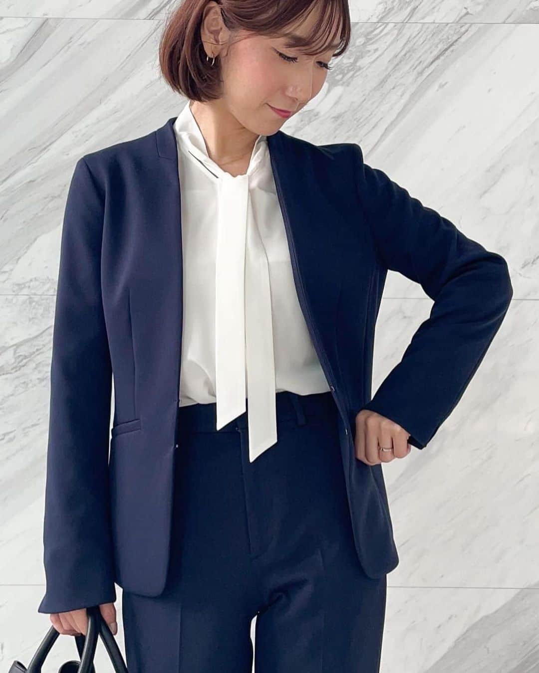 cdec_official Aesthetic Senseのインスタグラム：「2023 Autumn &winter "働く女子におすすめ" Office Style  着回しができるセットアップのおすすめ2itemをご紹介！ ． ． 【伸縮性があり着心地抜群なジャージ素材セットアップ】 シルエットの美しさと着心地の良さが叶う ノーカラージャケット。 ジャケット、パンツ、スカートそれぞれ着回しやすい デザインです。 ． ． 3color jacket No.187-47951 ¥29,920(tax in) ※スタッフ着用/パンツスーツスタイル38サイズ（ネイビー） ※スタッフ着用/スカートスーツスタイル36サイズ（ネイビー）  skirt No.187-77951 ¥16,500(tax in) ※スタッフ着用34サイズ（ネイビー）  pants No.187-67951 ¥18,700(tax in) ※スタッフ着用34サイズ（ネイビー） ． . ． オフィシャルサイトから商品をチェック！ @cdec_official のオンラインサイトから、上記の 「187から始まるNo.を入力」すると検索できます♪ . .  #クードシャンス  #ファッション #ファッションコーデ #秋 #秋服 #秋服コーデ #秋コーデ #スーツ #スーツコーデ #スーツ女子 #ジャケット #ジャケットコーデ #ジャケ#大人コーデ #着まわしコーデ #お仕事コーデ #通勤コーデ #エレガント #きれいめコーデ #上品コーデ #休日コーデ #お出かけコーデ #着回しコーデ #おしゃれさんと繋がりたい #ファッション好きな人と繋がりたい」