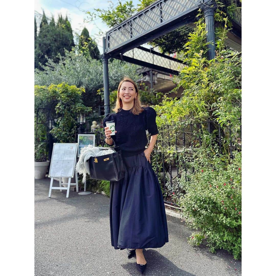 栗原佐知子のインスタグラム：「✴︎ 写真を撮ってもらっていたら… . 小学生に絡まれました😆笑 （☞2枚目） .  平和😌🕊️✨ . . #outfit #fashion #ootd #coordinate #instafashion #ceciliebahnsen #prada #hermes #asaucemeler #コーディネート #コーデ #今日のコーデ #ファッション #秋コーデ」