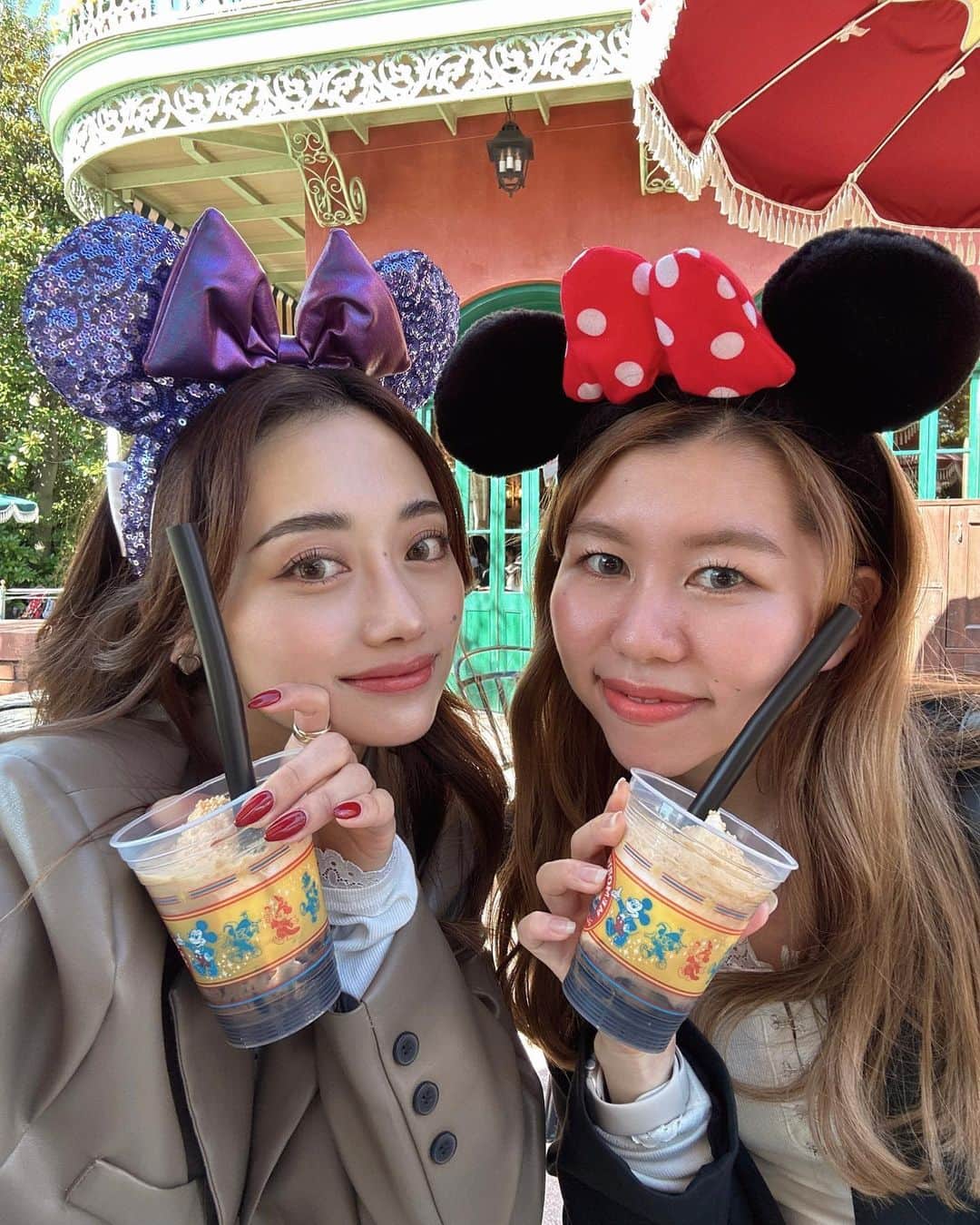 中嶋杏理のインスタグラム：「めっちゃ食べたディズニー🍗 食べた物全部載せようと思ったけど 食べるのに必死でまともな写真が全然無かった☺️  でもこのコーヒーミルクスムージー美味しかった☕️🤎  . #Disney#disneyland#dハロ #ディズニー#ディズニーランド」