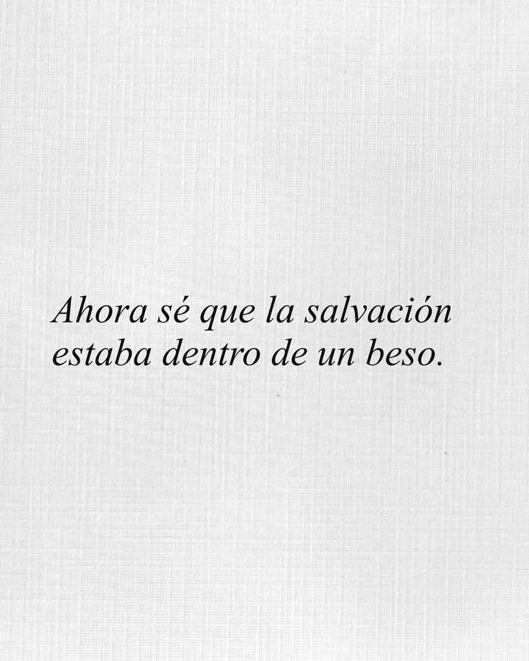 サラ・カルボネロさんのインスタグラム写真 - (サラ・カルボネロInstagram)「Los días salvados.   Ayer, mientras veía estas fotos tan bonitas que hicimos hace tan sólo unos días, cuando acababa de comenzar este otoño atípico, el sol nos acariciaba la piel y todo estaba bien, como siempre cuando trabajas con un equipo de amigos casi familia, pensaba en lo que cambia todo de un momento a otro.  Ya sabéis, la vida lo hace en un segundo y no avisa.   Llovía, estaba dentro del coche con el plumas puesto, un par de horas de espera por delante y me vino a la mente una canción que en su día una buena amiga me envió pero que, como muchas veces hacemos, no escuchamos ya sea por dejadez o porque vamos “a mil”.  El caso es que la puse, no una ni dos veces sino hasta que me fue cambiando el “mood” de un lunes lluvioso que había empezado regular.   Por la mañana me reencontré con tres amigas a las que quiero un montón y a su vez no veía hace mucho tiempo, en un lugar que no hubiéramos deseado ninguna y soltamos la frase aquella de que “a medida que nos hacemos mayores la vida aprieta y las noticias buenas van siendo contadas”. Nos remontamos a 2007 y claro, ¿de qué nos íbamos a preocupar entonces?  Soltamos una media sonrisa pero los ojos son los que nunca mienten.   Volviendo a la canción, traté de dejar la mente en blanco y concentrarme en la letra, entender que  “La salvación” está muchas veces mucho más cerca de lo que pensamos, dentro de un beso, por supuesto, en un gesto de complicidad, en tu madre preguntándote ¿cómo estás?, en una sonrisa al recoger a los niños de su entrenamiento, en una persona que te espera siempre y que entiende tus días grises. Que ve contigo tu serie preferida aunque no le guste demasiado.  En unos versos que alguien escucha y le recuerdan a ti.   En resumen,en el amor.   Fue una reflexión bastante “de libro” pero que necesitaba recordar.   Por la noche, volvimos a casa los tres en el coche cantándola a “todo trapo”.  Y ese momento salvó el día.   Las fotos, me llevan también a la calma y a la paz que me produce estar rodeada de buena gente.   Gracias siempre.  @falconeriofficial  @danielbrull  @evasiesto  @capelliercapellier  @mateo.makeup  @bteamcomunicacion  @kre8helen  @marc_garcia.raw   #falconeri #purocashmere」10月24日 20時51分 - saracarbonero