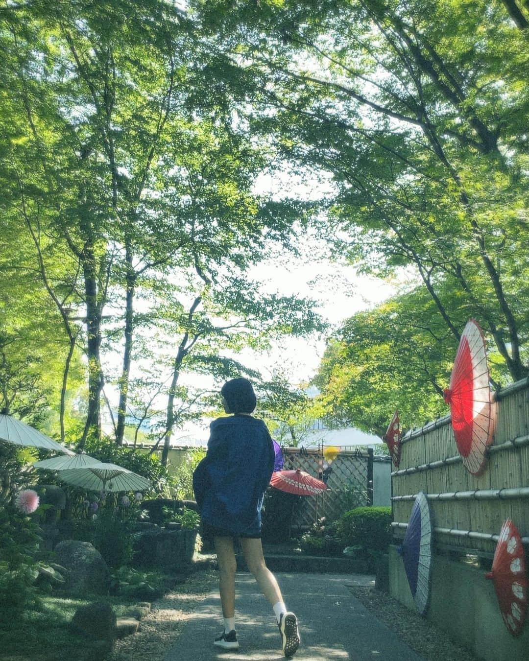 佐藤乃莉さんのインスタグラム写真 - (佐藤乃莉Instagram)「テクテク✨🐾🐈‍⬛🐾✨ さて、次はどこへ行こうかな…  #デニム#風鈴」10月24日 20時52分 - nori_sato_