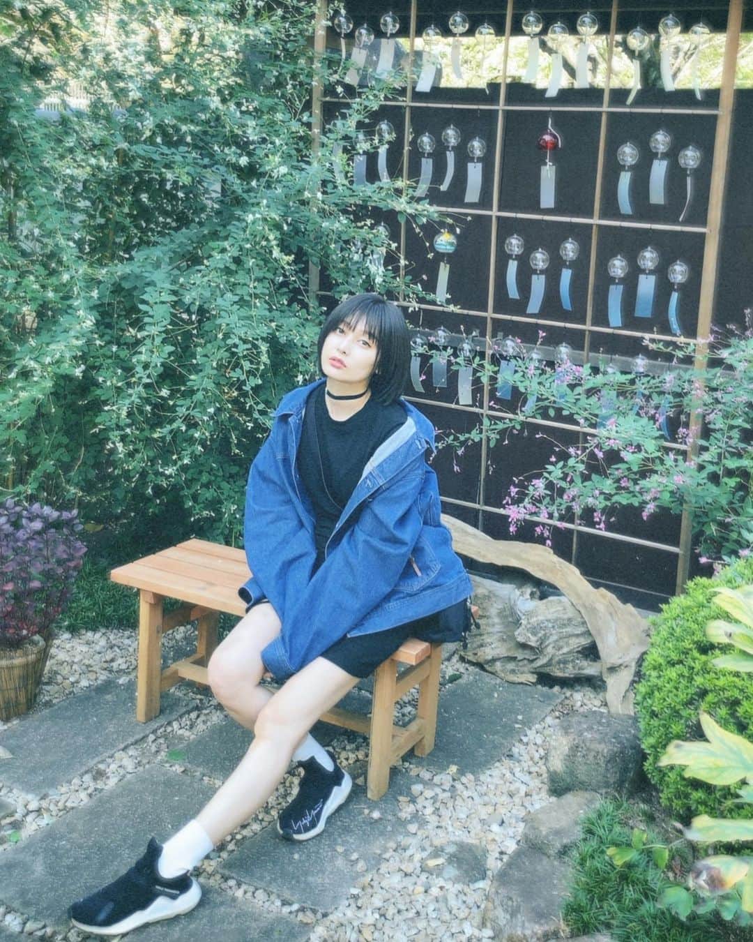 佐藤乃莉さんのインスタグラム写真 - (佐藤乃莉Instagram)「テクテク✨🐾🐈‍⬛🐾✨ さて、次はどこへ行こうかな…  #デニム#風鈴」10月24日 20時52分 - nori_sato_
