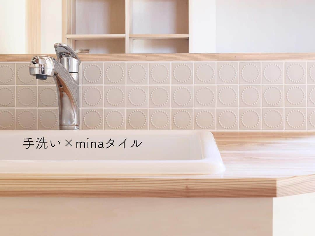 シーエッチ建築工房 のインスタグラム：「* 手洗い場×minaタイル ⠀⠀⠀⠀⠀⠀⠀⠀⠀⠀⠀⠀ 単色でシンプルにまとめるのも 好きなカラーにするのも可愛い。 ⠀⠀⠀⠀⠀⠀⠀⠀⠀⠀⠀⠀ 毎日つかう場所ですから 手入れはもちろんなのですが ちょっと嬉しい日々になることも 大切だと思っています。 ⠀⠀⠀⠀⠀⠀⠀⠀⠀⠀⠀⠀ ⠀⠀⠀⠀⠀⠀⠀⠀⠀⠀⠀⠀ ──────────── 株式会社シーエッチ建築工房 兵庫県宝塚市仁川台76番地 0798-52-8863 https://www.ch-wood.co.jp ──────────── @ch_kenchiku @ch_namie.takarazuka @ch_watanabe ⠀⠀⠀⠀⠀⠀⠀⠀⠀⠀⠀⠀ ⠀⠀⠀⠀⠀⠀⠀⠀⠀⠀⠀⠀ #シーエッチ建築工房 #木の家 #家づくり #注文住宅 #新築 #リノベーション #住まい #暮らし #日々のこと #マイホーム ⠀⠀⠀⠀⠀⠀⠀⠀⠀⠀⠀⠀ #宝塚市 #西宮市 #三田市 #川西市 #伊丹市 #三木市 #豊中市 #高槻市 #吹田市 #神戸市 #工務店 #自然素材 #暮らしを楽しむ #タイル  #家が好き #パッシブデザイン #丁寧な暮らし #工務店がつくる家 #minaperhonen #ミナペルホネン」