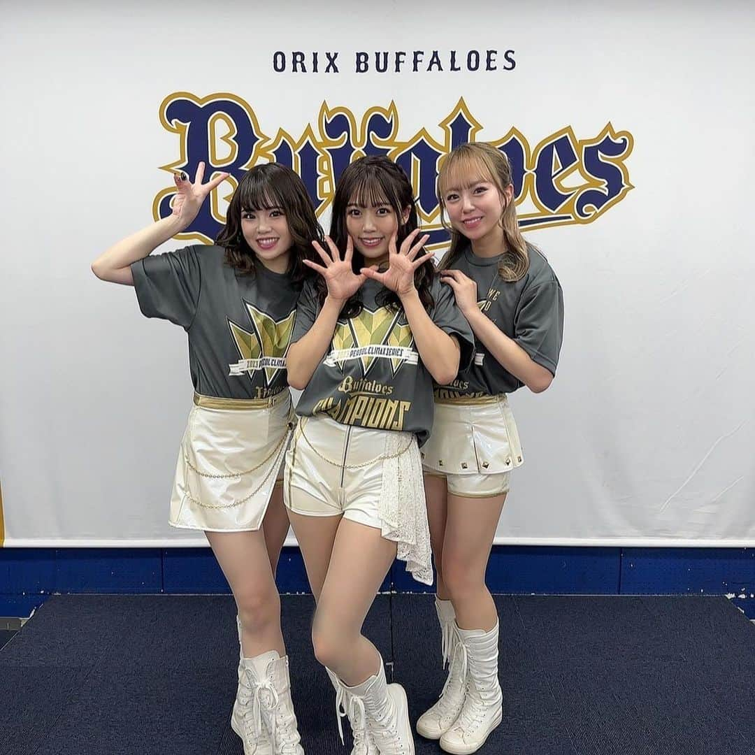 REINAのインスタグラム：「⁡ ⁡ ⁡ ⁡ BsGirls 5年目の同期🖐🏻❤︎ いつも助けて貰ってますありがとう👼🏻 急に感謝の気持ち🫢（笑） ⁡ ⁡ この写真お気に入り🫶🏻🫶🏻🫶🏻 ⁡ ⁡ ⁡ 今週末が待ち遠しいですね💭💭💭 ⁡ ⁡ ⁡ ⁡ ⁡ #オリックス #BsGirls #Bs2023 #NPB #ORIX #buffaloes #プロ野球 #baseball #野球 #野球好き #オリ姫 #インスタ野球女子 #オリックスバファローズ #京セラドーム大阪 #パリーグ #優勝 #日本一 #連覇 #同期 #メンバー #BsGirls10th💎 #instalike #like4like #followme  #reina_bsgirls #reina_360  #SMILE全開 #🌼 #🐰 #🥐」