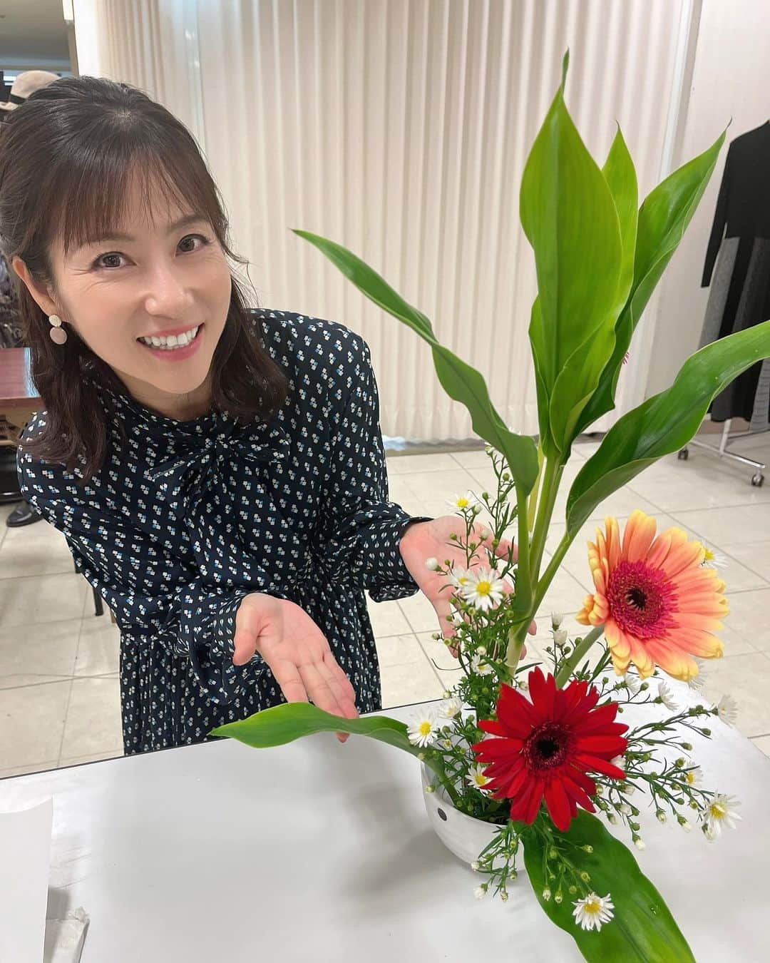 のインスタグラム：「. . 今日から始まりました「静岡県華道展」 今年で70回目を迎えます。 早速 行ってきました☺️ . 様々な流派の作品が並び、 そのひとつひとつに引き込まれました。 . 秋の花を使ったものが多く、 表現力豊かな作品は心をも豊かにしてくれますね。 . また、いけばな体験もあり、 私が行った時間には、 花芸安達流の櫻井千鶴曈先生がいらっしゃいました。 . 櫻井先生が明るく楽しく教えてくださり、 素敵に仕上がりました♡感動です🥹 . この華道展は29日(日)までです🥀✨ . . #静岡県 #華道展 #松坂屋静岡店 #華道初心者 #詳しくなくても大丈夫 #詳しくなくても楽しい #いけばなに感動」