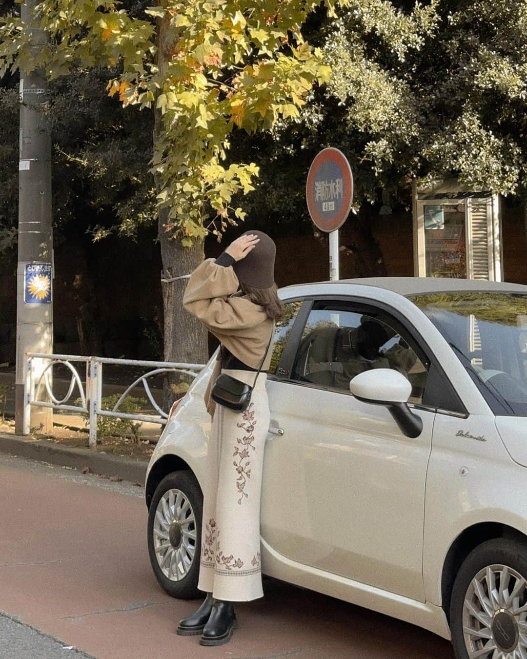 のインスタグラム：「最近はずっと相棒（fiat氏）と一緒☕️ 高校の時から憧れだったから、お迎えしたときのワクワク感は今でも鮮明に思い出せるな〜〜 ㅤㅤㅤㅤㅤㅤㅤㅤㅤㅤㅤㅤㅤ この日は韓国っぽいコーデで、 愛車とシミラールックしてた（？） スカーフ柄のニットスカート、もう何回履いたかわからん。。。 ㅤㅤㅤㅤㅤㅤㅤㅤㅤㅤㅤㅤㅤ それと！！！ @eaphi__official  公式LINEはじめました🌞 これまで以上にÈaphiを身近に、より便利に💌 お友達登録&ID連携お待ちしてますっ ㅤㅤㅤㅤㅤㅤㅤㅤㅤㅤㅤㅤㅤ #目指せ友達100000000人」