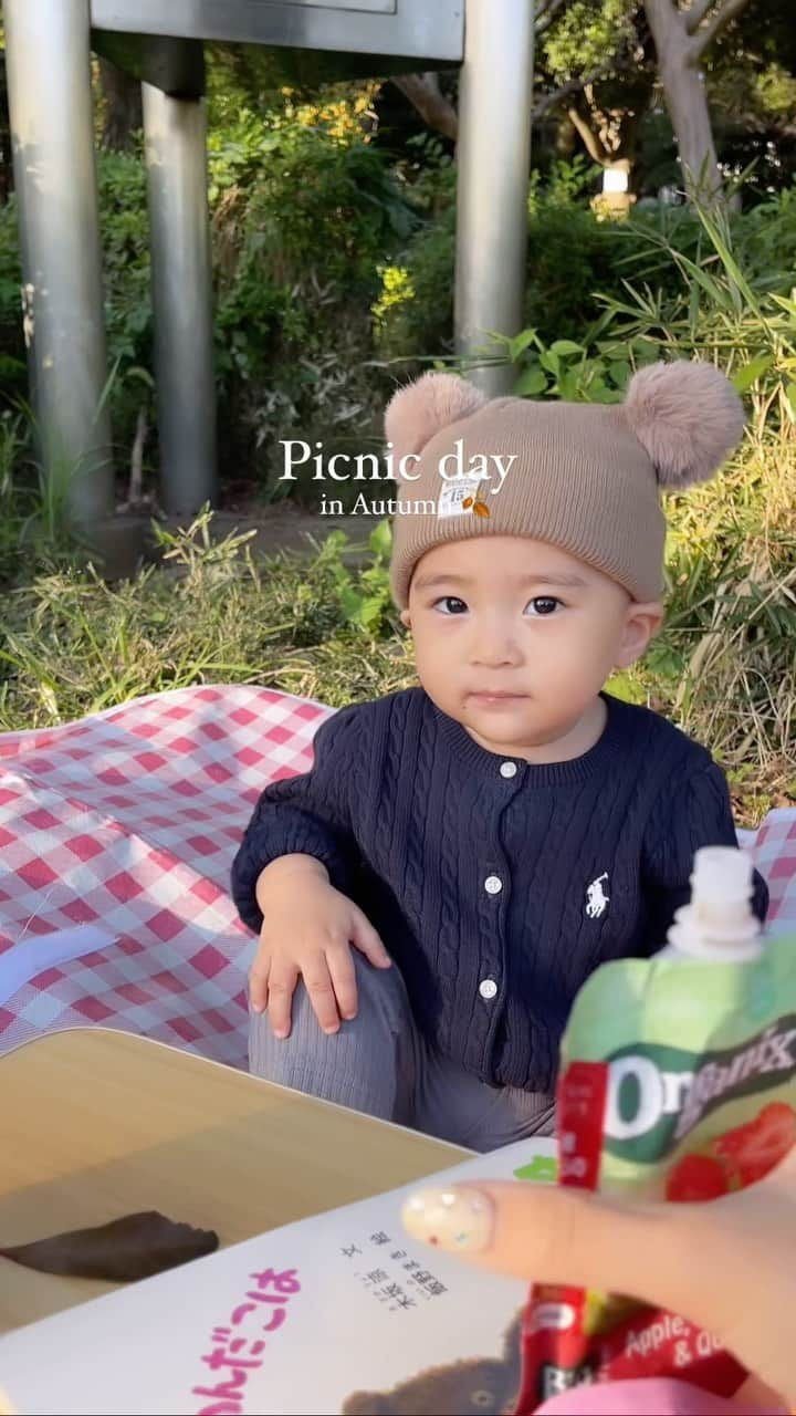 神田咲凛のインスタグラム：「Picnicの記録🧺🍂  . . . . . . . . . . . . . . . . . . . #親子コーデ #母娘コーデ #シミラールック #リンクコーデ #親子リンクコーデ #ピクニック日和 #ベビー服 #デニムコーデ#赤ちゃんコーデ#赤ちゃん服#赤ちゃんのいる生活 #赤ちゃんのいる暮らし #赤ちゃんとお出かけ #赤ちゃんがいる生活 #ママライフ#ラルフローレン#赤ちゃんコーデ#赤ちゃん服#ベビー服#新米ママ#新米ママと繋がりたい #ワンオペ#ワンオペ育児 #令和4年ベビー #12ヶ月ベビー #代々木公園#ピクニック#momlife#picnic#picnicday #momoutfit#아기스타그램」