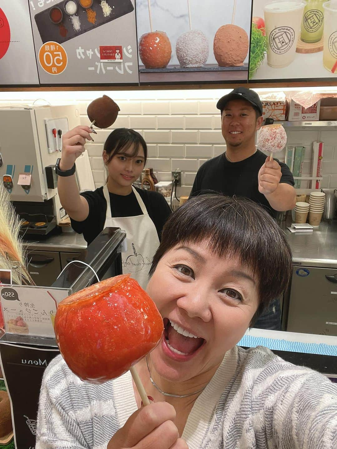 山本華世のインスタグラム：「ブランチ博多パピヨンガーデンのハローディの中にある【フルーツクローゼットカフェ】ここでは常に美味しい林檎飴やマスカットが食べられるよ。期間限定ハロウィン❤️美味しかった❤️ https://instagram.com/fruits.closet.cafe?igshid=MzRlODBiNWFlZA== #林檎飴 #ハロウィン #ハローディ #りんご飴 #マスカット飴 #ぶどう飴」