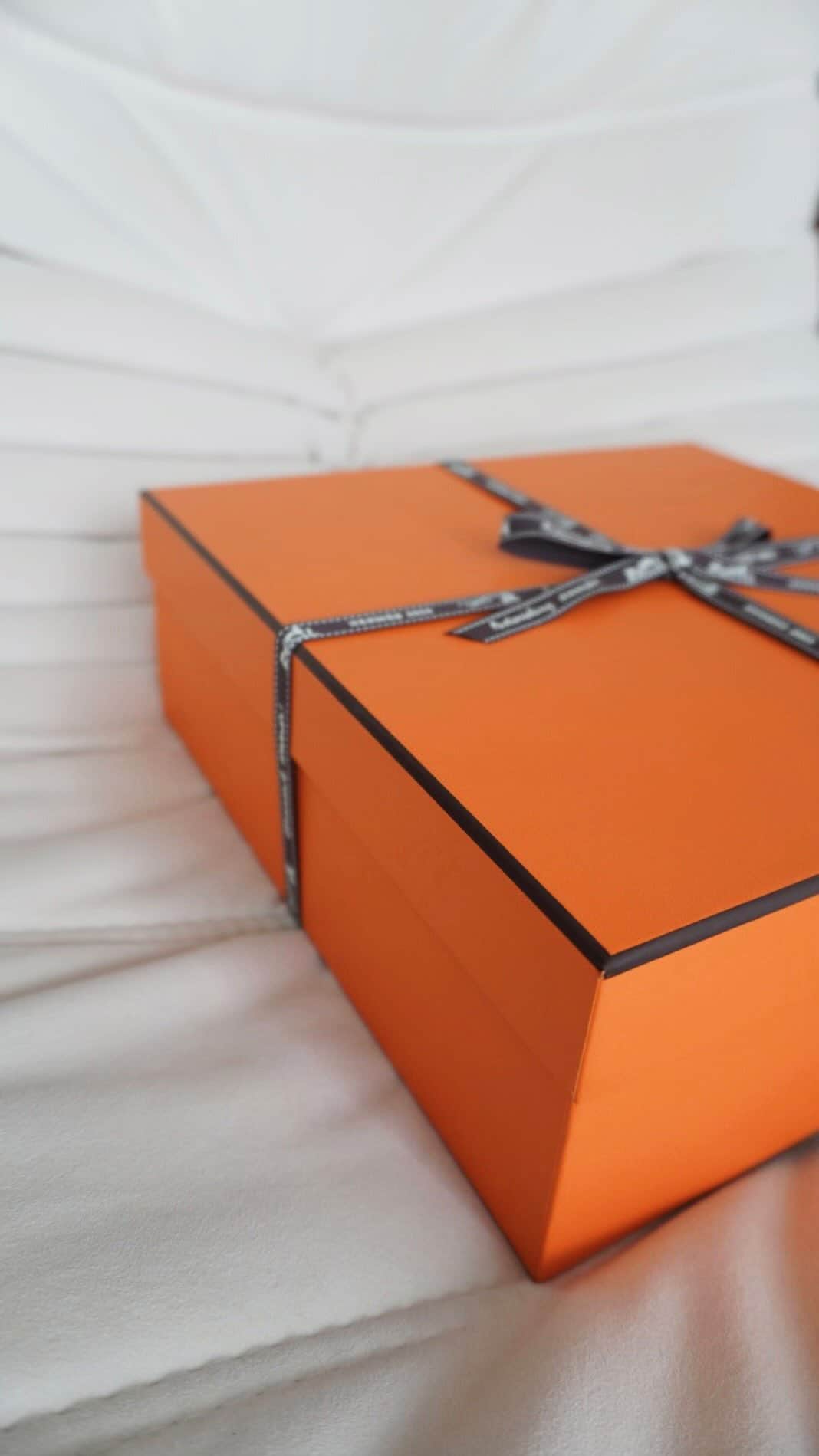 のインスタグラム：「@hermes 🐎🍊 bolide 1923  HERMESのbagはまだなんとなく今の私には、という感覚があったけど、最近はご縁があれば迎えたいなと思うように👜 ⠀ そんなある日、閉店間際にフラッと入りお会計の際何気なく"bagないですよね？"と尋ねた所、まさかのボリードのエトゥープがありますがいかがですか？と。 えええ。震 @na.moon.m にすぐさまLINEで相談。笑  出てくるものとは全く思わず聞いたので、こんなふいに出てくるものかと1人動揺。聞く事自体ほぼした事が無いから、ずっとふわふわしてた☁️😵‍💫 そしてなっちゃんに背中を押してもらったのもあり、なんだかんだで購入に至りました🧾 店を出てからはすぐに @chie.1113 に報告📞笑 ⠀ サイズ感も完璧で、ガバッと開くからめちゃくちゃ使いやすい♡ これから長く大切に。共に歳をとっていきたい✨ ⠀ #HERMES  ⠀」
