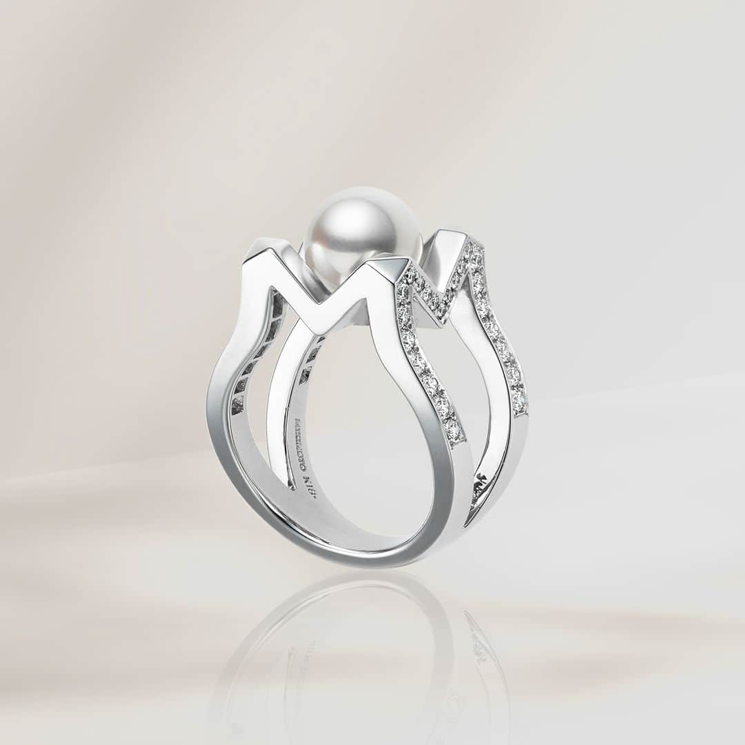 Mikimotoのインスタグラム：「Elevate your attire with the latest “M Collection” ring featuring a beautiful harmony between the iconic “M” shape and the pearl.  “M”のシェイプとパールが美しく調和したリングで、指もとを印象的に演出。  #MIKIMOTO #ミキモト #MCollection」