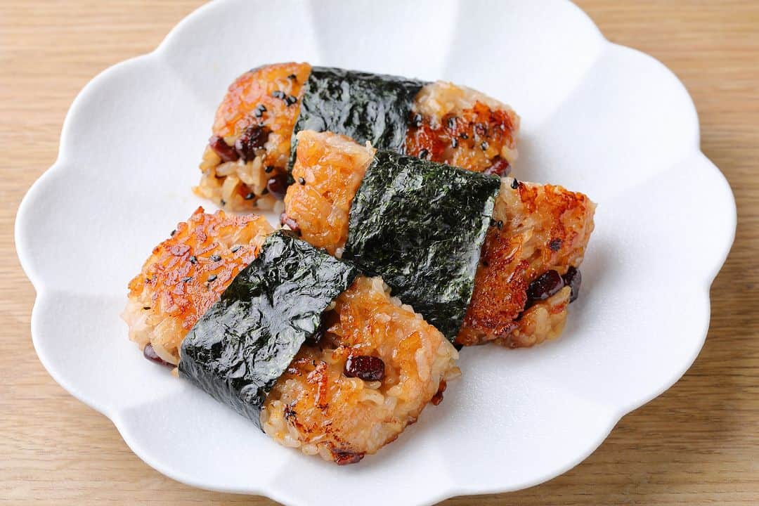 北海道じゃらん【公式】さんのインスタグラム写真 - (北海道じゃらん【公式】Instagram)「11/23（木・祝）はお赤飯の日！ お赤飯はしあわせを願う気持ちがいっぱい詰まったごはん。 秋は食卓彩る北海道産もち米のお赤飯を食べよう♪  北海道は日本が誇る米どころ。冷めてもやわらかさが持続する北海道産もち米はお赤飯にピッタリです。 北海道内のスーパーやコンビニなどで手軽に買えるのもうれしい♪ お赤飯とぴったりなおかずと合わせて、目いっぱいお赤飯を味わおう！  北海道じゃらん11月号P2～では、プラス1のお手軽アレンジも紹介中！ 写真2枚目・・赤飯茶漬け 写真3枚目・・赤飯磯辺もち風 写真4枚目・・赤飯のキンパ 詳しい情報は北海道じゃらん11月号P2～をチェック！  ★なぜ「お赤飯の日」が誕生したの？★ ハレの日の食卓に欠かせなかったお赤飯の歴史と伝統を継承しようと、五穀豊穣 (ごこくほうじょう)に感謝する宮中行事「新嘗祭(にいなめさい) 」が行われる勤労感謝の日(11/23) を「お赤飯の日」に制定しました。  #北海道じゃらん #じゃらん #北海道じゃらん11月号 #1日1得 #北海道お出かけ最新情報 #北海道産もち米 #ホクレン #はくちょうもち ＃きたゆきもち ＃風の子もち ＃きたふくもち #PR企画」10月24日 12時00分 - hokkaido_jalan