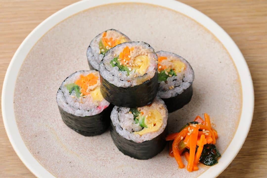 北海道じゃらん【公式】さんのインスタグラム写真 - (北海道じゃらん【公式】Instagram)「11/23（木・祝）はお赤飯の日！ お赤飯はしあわせを願う気持ちがいっぱい詰まったごはん。 秋は食卓彩る北海道産もち米のお赤飯を食べよう♪  北海道は日本が誇る米どころ。冷めてもやわらかさが持続する北海道産もち米はお赤飯にピッタリです。 北海道内のスーパーやコンビニなどで手軽に買えるのもうれしい♪ お赤飯とぴったりなおかずと合わせて、目いっぱいお赤飯を味わおう！  北海道じゃらん11月号P2～では、プラス1のお手軽アレンジも紹介中！ 写真2枚目・・赤飯茶漬け 写真3枚目・・赤飯磯辺もち風 写真4枚目・・赤飯のキンパ 詳しい情報は北海道じゃらん11月号P2～をチェック！  ★なぜ「お赤飯の日」が誕生したの？★ ハレの日の食卓に欠かせなかったお赤飯の歴史と伝統を継承しようと、五穀豊穣 (ごこくほうじょう)に感謝する宮中行事「新嘗祭(にいなめさい) 」が行われる勤労感謝の日(11/23) を「お赤飯の日」に制定しました。  #北海道じゃらん #じゃらん #北海道じゃらん11月号 #1日1得 #北海道お出かけ最新情報 #北海道産もち米 #ホクレン #はくちょうもち ＃きたゆきもち ＃風の子もち ＃きたふくもち #PR企画」10月24日 12時00分 - hokkaido_jalan