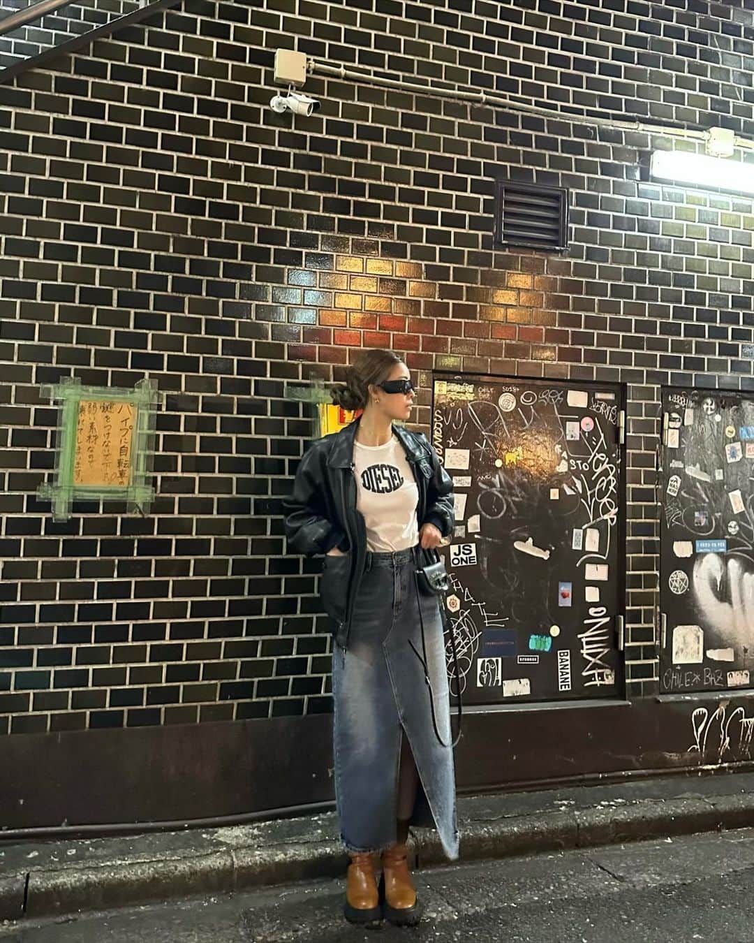 のインスタグラム：「おはよー😎🖤  このレザーのアウターお父さんのおさがり👨🏻 重くて肩こっちゃうけど、、笑vintageで裏の柄も可愛くてお気に入りなの🎞️  デニムに合わせたら可愛い〜  #outfit」