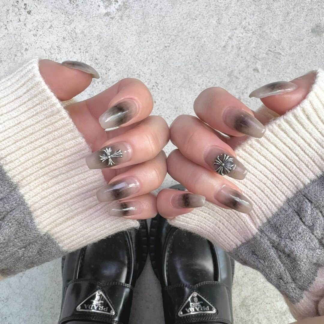 りえさんのインスタグラム写真 - (りえInstagram)「new nail🕷️🩶🖤 今回めちゃくちゃお気に入り😎  ベースグレーのブラックでチークネイル🐦‍⬛ 自分では珍しくクール系のネイル！  #ブラックネイル#チークブラックネイル#テークネイル#ワンホンネイル#冬ネイル」10月24日 12時15分 - ririri060800