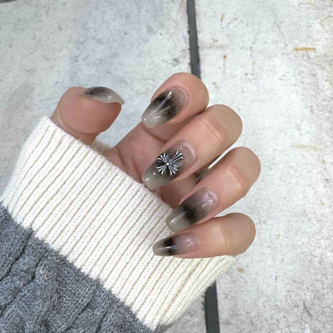 りえさんのインスタグラム写真 - (りえInstagram)「new nail🕷️🩶🖤 今回めちゃくちゃお気に入り😎  ベースグレーのブラックでチークネイル🐦‍⬛ 自分では珍しくクール系のネイル！  #ブラックネイル#チークブラックネイル#テークネイル#ワンホンネイル#冬ネイル」10月24日 12時15分 - ririri060800