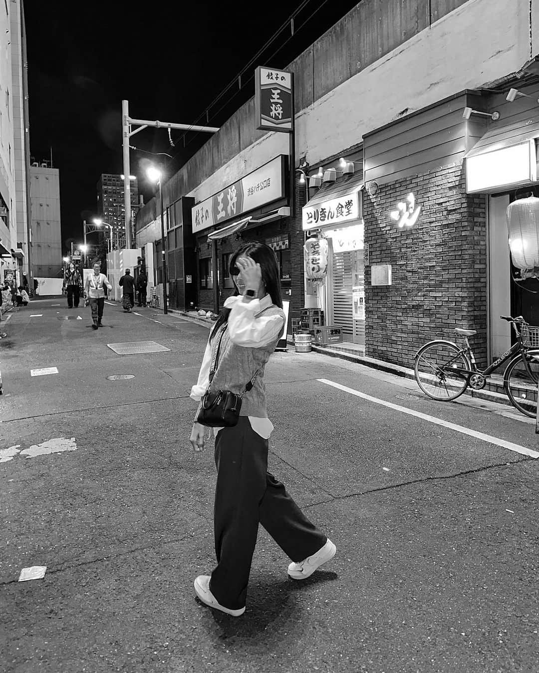 UESUGIRINAさんのインスタグラム写真 - (UESUGIRINAInstagram)「🖤  たらこ失礼します( ˙👄˙ )  久々に夜の渋谷にログイン。 そして久々の少年だぼだぼコーデ☁️    #outfits #monotonecode #shibuya  #ダークトーン #モノトーンコーデ  #ダークトーンコーデ #シャツコーデ  #スラックスコーデ #スニーカーコーデ  #カジュアルコーデ #骨格ウェーブコーデ #海外ファッション #ニットベストコーデ」10月24日 12時11分 - uerina__.t