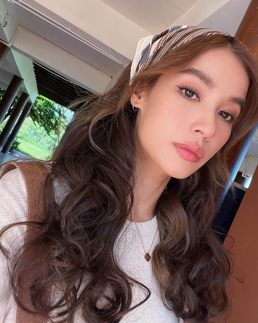 ウィウ＝ワンナロット・ソンティチャイのインスタグラム：「Shooting day~ 👩‍🌾🪿 ออกกองเช้ามันก็จะง่วงหน่อย」