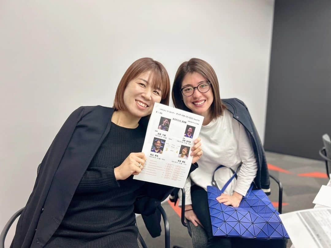 藤井瑞希さんのインスタグラム写真 - (藤井瑞希Instagram)「・ ・ 21.22日と2日間、デンマークオープン🇩🇰の解説を務めました😊✨ ・ オリンピックレースもあと半分くらいかな。 ・ 選手の気持ち考えるとなんだか苦しくなりますが、怪我なく悔いなく選手がおわりますようにと願うばかりです😮‍💨 ・ お疲れ様でした。 ・ ・ #デンマークオープン #解説 #jsports」10月24日 12時17分 - bdmntnfujiimizuki