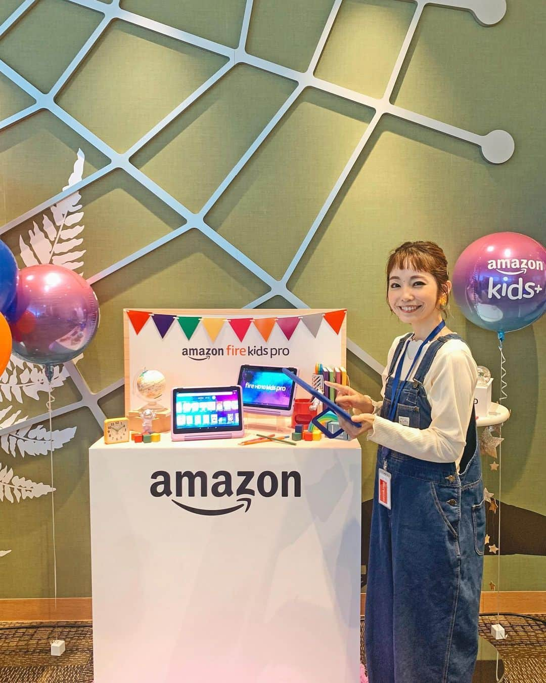 むらたさきのインスタグラム：「♡♡ ． 先週のひとコマ📝👩‍🦰✨ ． Amazon Kids+のアップデートと Amazon Fireタブレットの新製品・Fire HD10 キッズプロの先行体験会にお招きいただきました〜🙏🥰💻🎊 ． ． 昭和に生まれ、平成に育ち、 ノートに書いたり、分厚い辞書をめくったりと “紙”の上で学習をしてきた母的には、  “タブレット” を相棒に学習する子育てがイマイチ想像が付かなくて、 今までなんとなく悪のように感じていたけど、 (頭が固くてすみません🗒️🙊🙈💦) ． ゲストの 小学校教諭／正頭英和さん 謎解きクリエイター／松丸亮吾さん ✖️ 開発部のみなさんのお話を伺って、 ゲームのようなきっかけで勉強に興味を持てたり、 気になる「楽しいこと」を 自主的にどんどん探求出来るような、 子どもの「好き」を応援してあげられる環境作りと親の心構えが、 子どもの好奇心と可能性を広げるのに めちゃくちゃ大事なんだ😍❣️ ． と、180度イメージが変わりました🙏🥰🎉 ． (時代も文化も違うので、 “自分の時はこうだったから〜”という親の感覚は思い出として心にしまっておいた方がいいそう🤣👍) ． ☞ 3＆5枚目は発表会でのMovie🎬✨ ． ． ． 朝日小学生新聞、講談社の書籍、 ずかん・知育アプリなどがサブスクで使えて、 (2枚目🔍) ． “結局延々と動画見て勉強どころじゃないんじゃない😒⁉️”な心配も、 ペアレントコントロールで 利用時間や、取り組む順序を制限出来るそうなので、 無法地帯にはなりにくそう⏳🙆‍♀️🙆‍♂️ホッ♡ ． うちも是非とも取り入れたいなぁ💻👦✨ ． ． ． 10月18日〜発売です✌️😍 ． ． ． ． ． ． ． ． ． ． ． #10歳 #7歳 #4歳 #三兄弟ママ ． #PR #Amazon #AmazonKids #Amazon流エデュテインメント  #子育て #こどもと暮らす  #タブレット教育  @amazonfiretabletseriesjp」