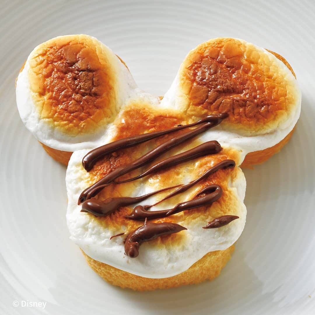 月刊ディズニーファン【公式】さんのインスタグラム写真 - (月刊ディズニーファン【公式】Instagram)「おうちで楽しめる🤍#東京ディズニーリゾート の#ミッキーロングパン 🍞の簡単アレンジをお届け🧑‍🍳✨ 長〜いパンを持ち帰って好きな厚さにスライスして、色々な食べ方を楽しんじゃおう😋   📷#ピザトースト ピザソース、とろけるチーズ、好みの具材を乗せてトースターで焼いてね🍕   📷#ハロウィーン トースト スライスタイプのチェダーチーズを乗せて焼いたら、海苔で顔を作ろう🎃   📷イチゴパン リボンみたいにのせたイチゴがキュート🍓まるで#ミニー 🎀   📷チョコマシュトースト #マシュマロ にこんがり焼き色をつけたら、#チョコ や#チョコペン でささっと模様を☁️🍫   📷#オニオングラタンスープ 風 チーズを乗せてカリッと焼いたパンを#スープ に浮かべるのもおすすめ🥣仕上げに粉チーズとパセリもね🧀   ミッキーロングパン（塩バター味）¥1300 は#東京ディズニーランド「#スウィートハートカフェ 」と#東京ディスニーシー「#マンマビスコッティーズベーカリー 」で販売しているよ🌟 ※販売個数の制限実施や品切れが発生する場合があります。ご了承ください。 ※ご購入の際は、商品購入整理券が必要になる場合があります。  他のアレンジは#ディズニーファン11月号 をチェックしてみてね📕👀    #ディズニーファン11月号 に掲載の記事は、2023年９月19日時点の情報に基づいています。掲載した情報は、予告なく内容が変更、中止になる場合があります。  #ディズニーファン #月刊ディズニーファン #disneyfan  #disney #ディズニー #tokyodisneyresort #tokyodisneyland #tokyodisneysea#東京ディズニーリゾート  #ミッキー #おうちディズニー #ワールドバザール #メディテレーニアンハーバー #ディズニーグルメ #ディズニーハロウィーン」10月24日 12時24分 - dfan_mag_official